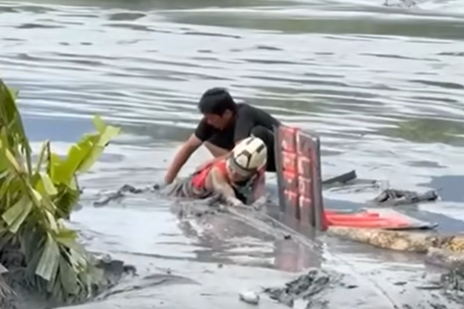 搜救人員陷入泥漿中。圖／翻攝自徐榛蔚臉書