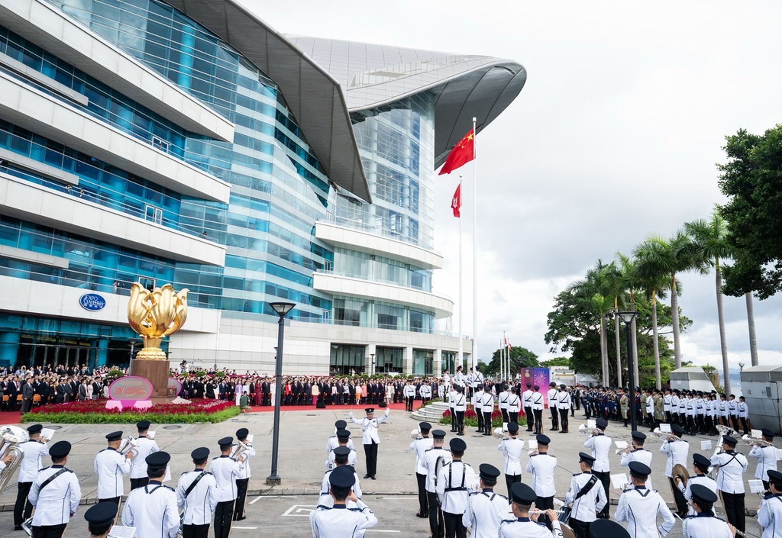 7月1日，香港在在金紫荆廣場升起五星旗慶祝回歸，中新社侯宇攝。圖片取自東方IC