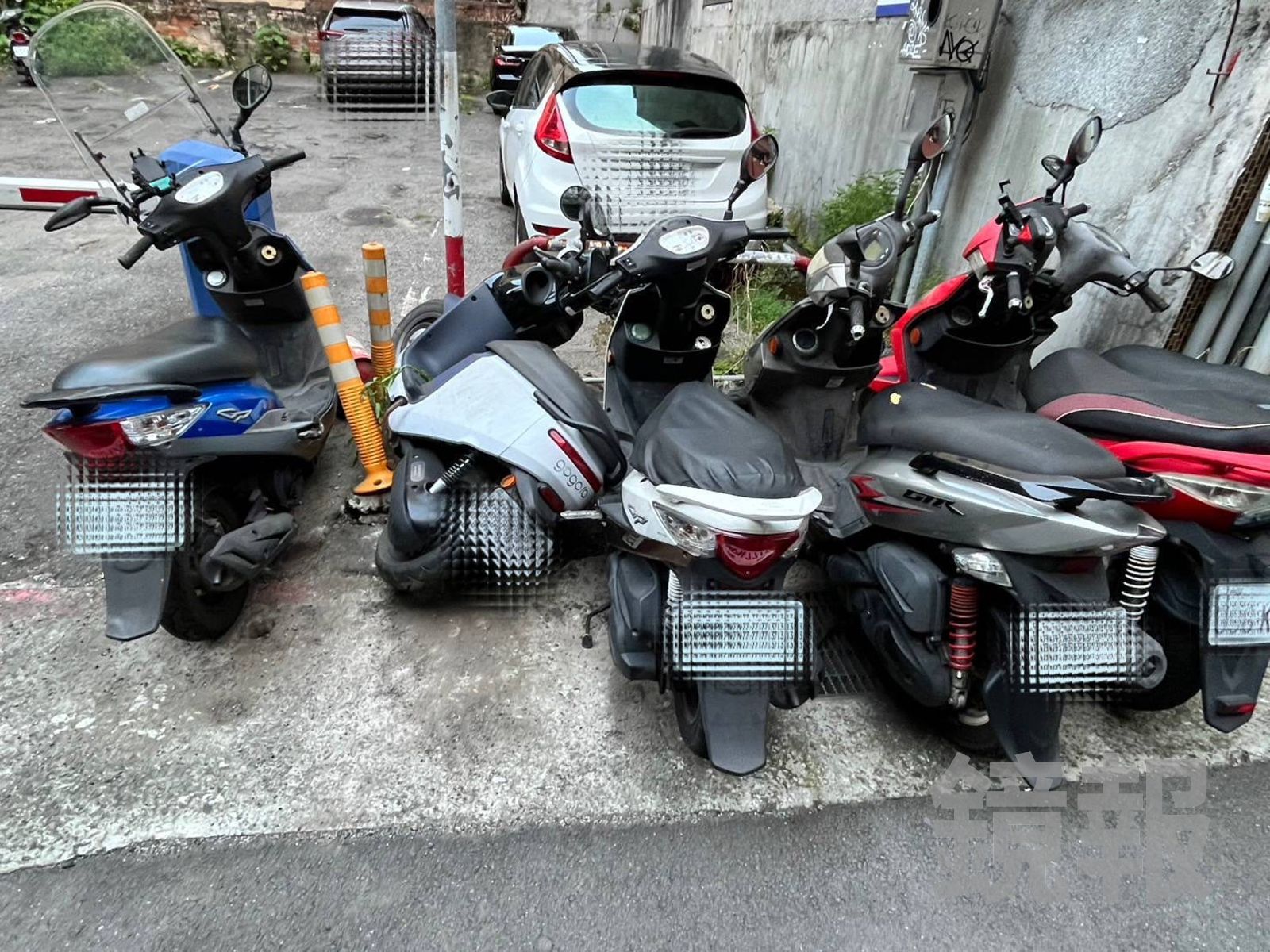 牛肉麵店旁機車無辜遭波及。翻攝畫面