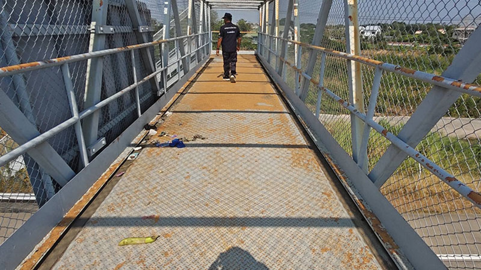 天橋上四處散落保險套、潤滑液等物。圖／翻攝自Naewna
