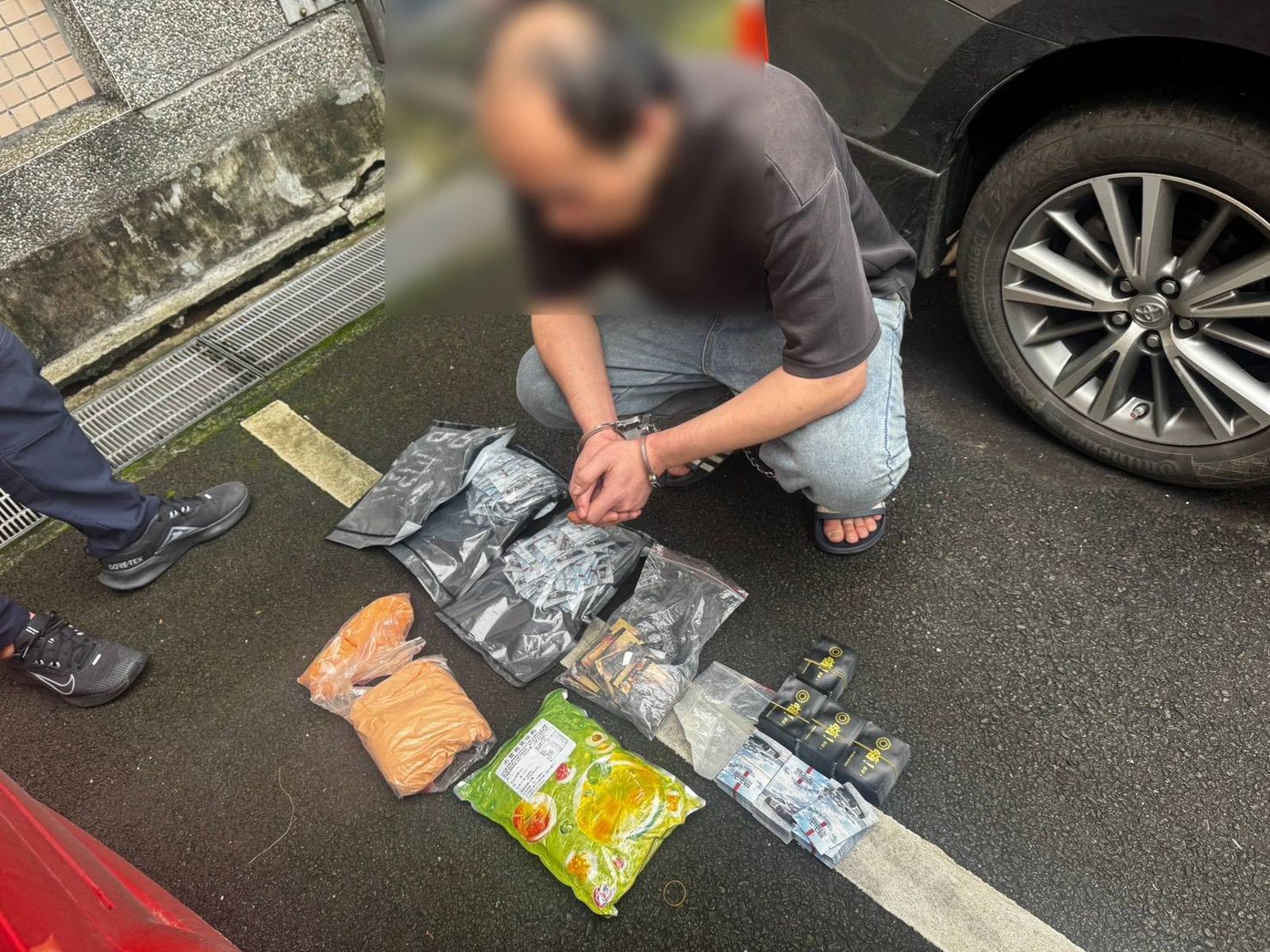 毒駕藥頭GG囉!車藏逾2000包毒品咖啡包、彩虹菸 警當場人贓俱獲