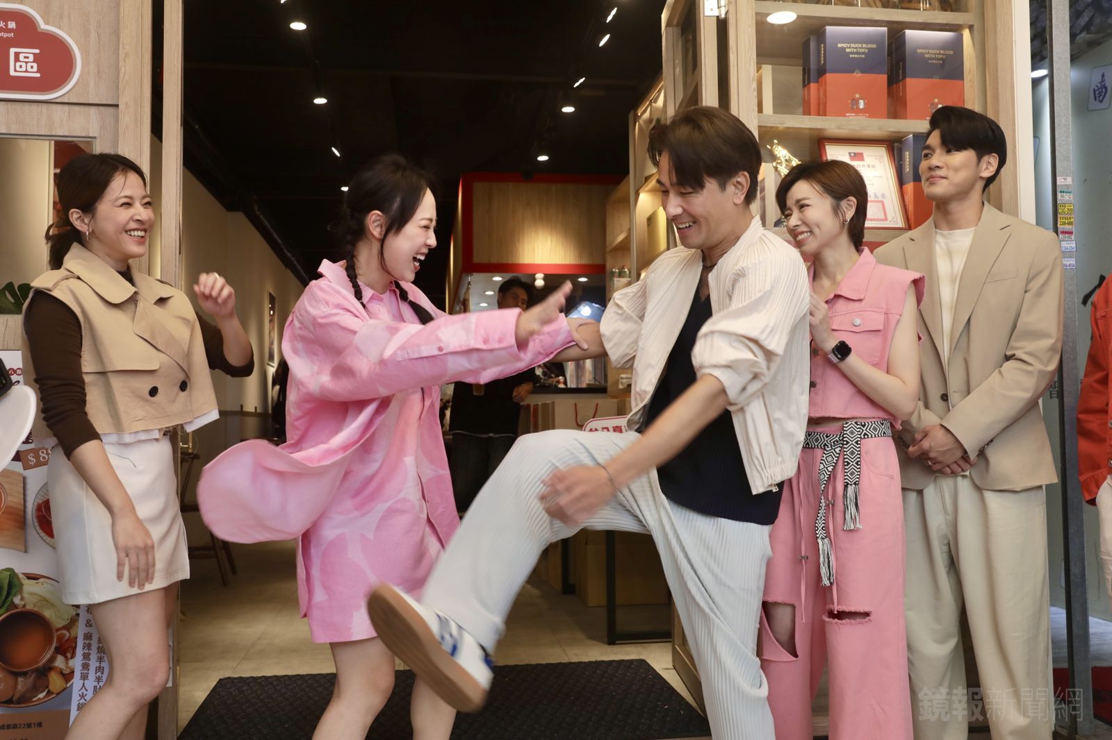 勇兔（左二）日前出席《好運來》記者會，與劇中CP傅子純（右三）玩遊戲。左為蘇晏霈，右起為吳政澔、王瞳。林煒凱攝