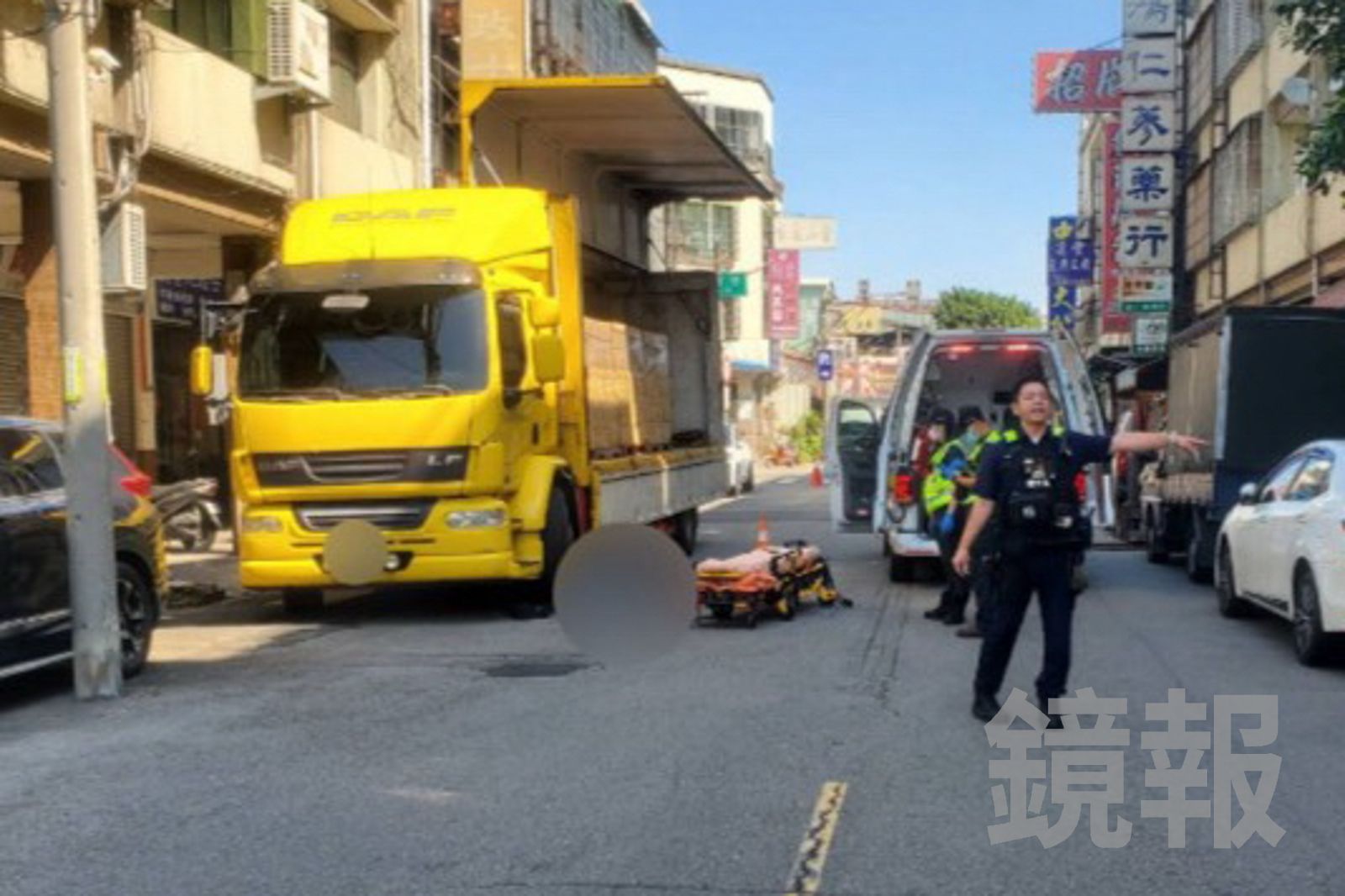 大貨車違停卸貨+堆高機擋道!台中騎士撞「貨叉」斷頭亡 警曝致命陷阱:兩車都要罰