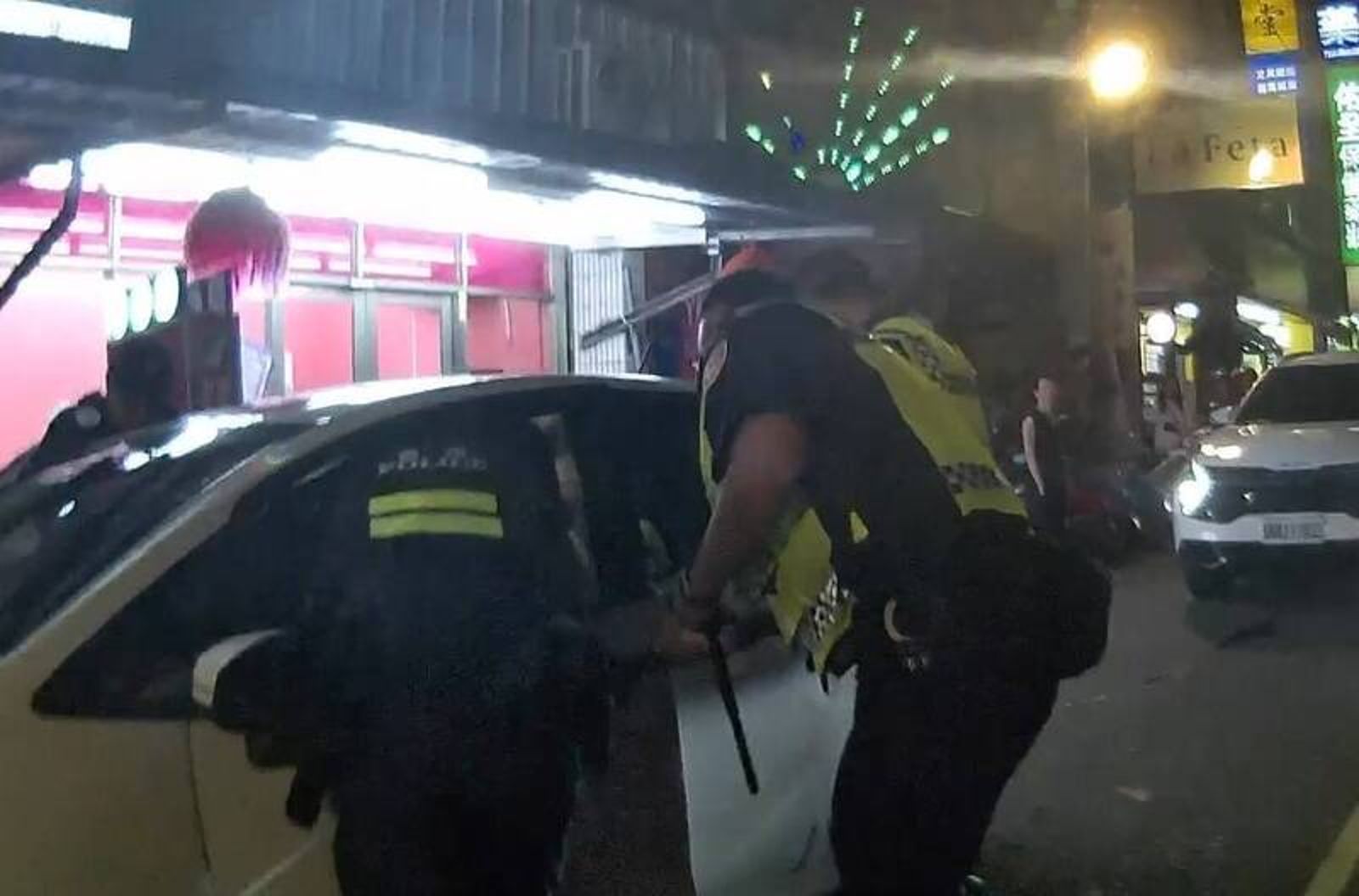 借前小姨子車不還還嗆警！25歲惡男廟會違停　遭壓制慘摔地