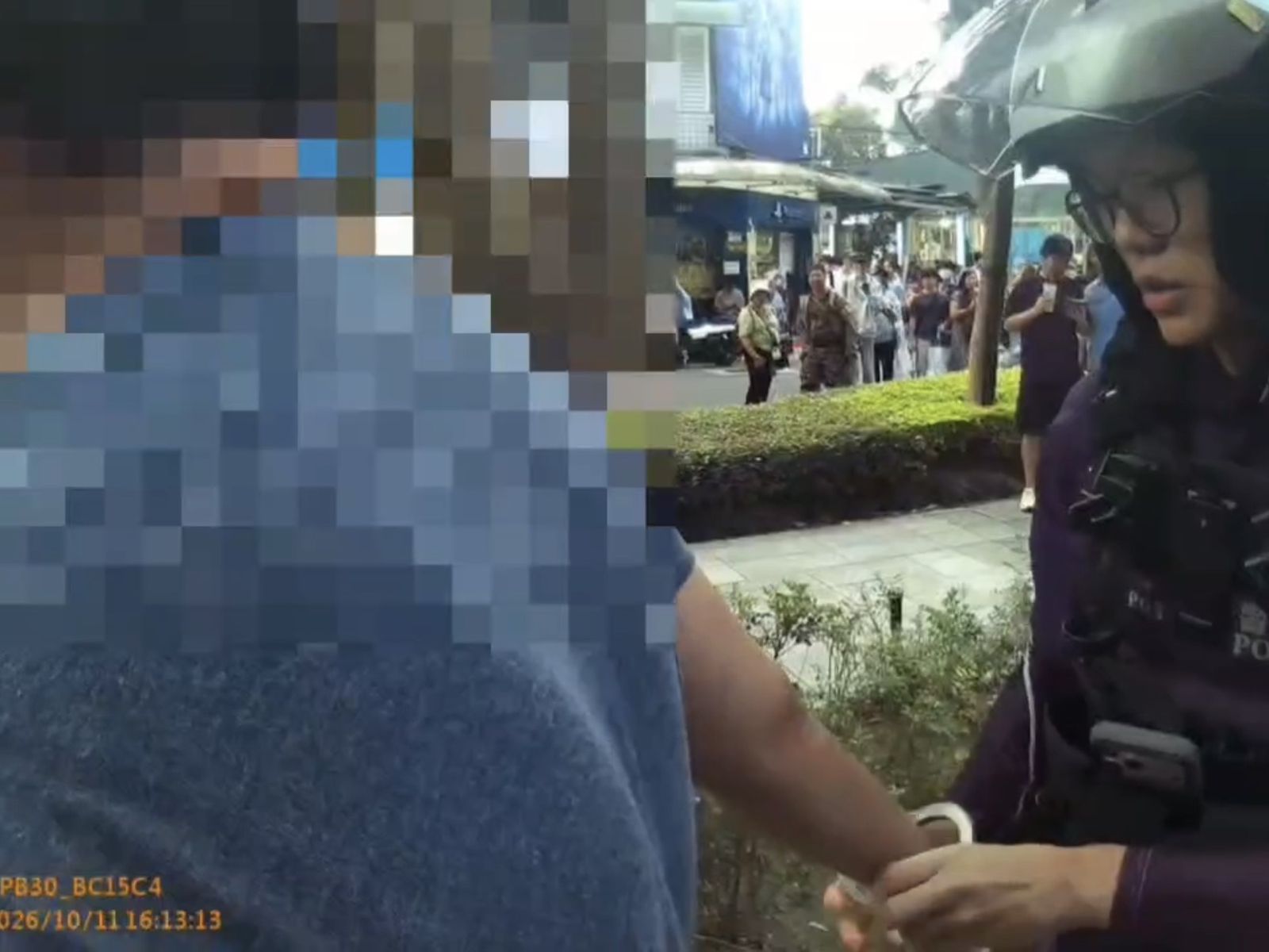 警方獲報到場將謝姓男子上銬管束帶回派出所釐清。翻攝畫面