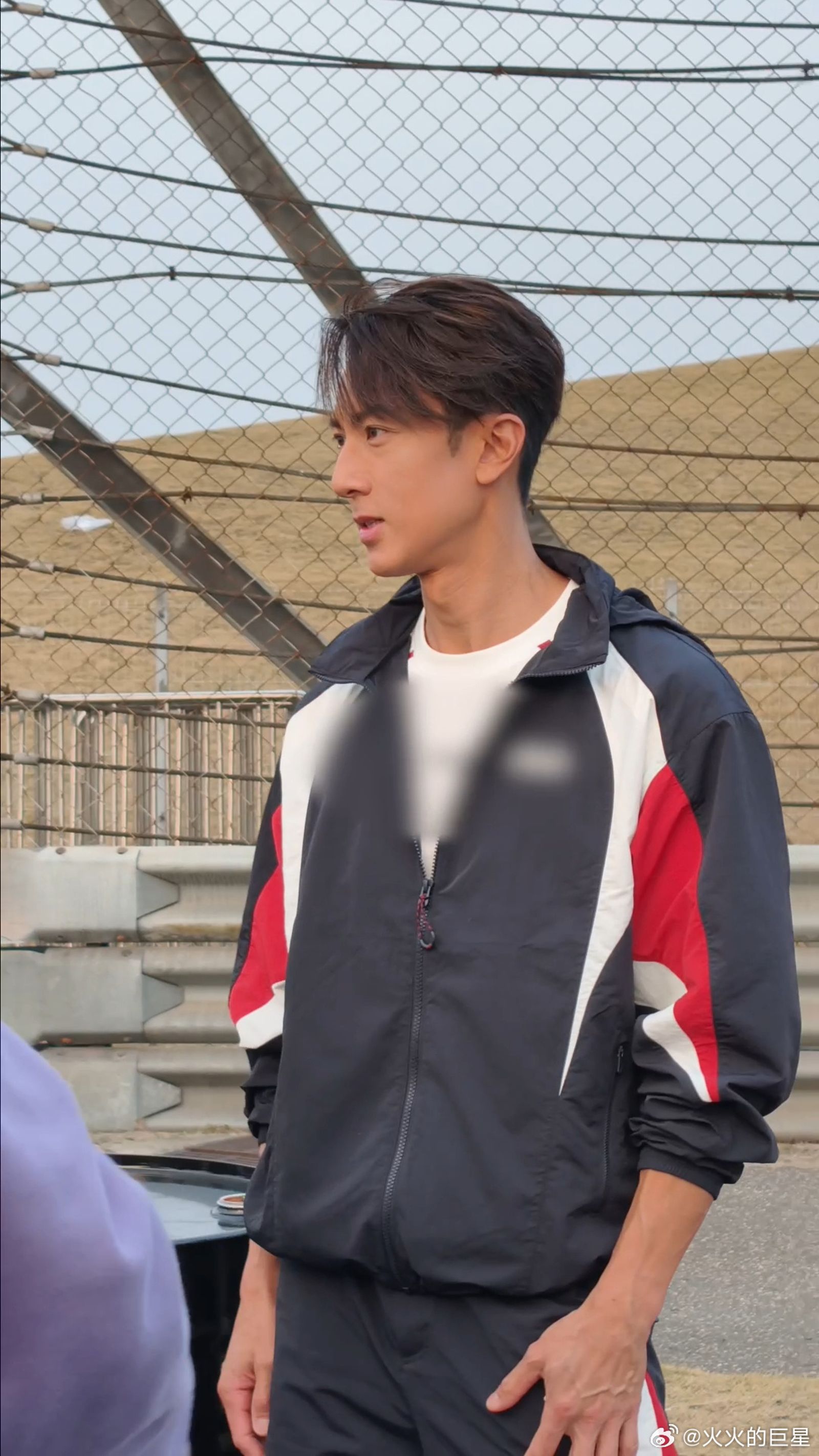 吳尊零修圖被拍到，身形與臉型一樣緊緻。翻攝微博