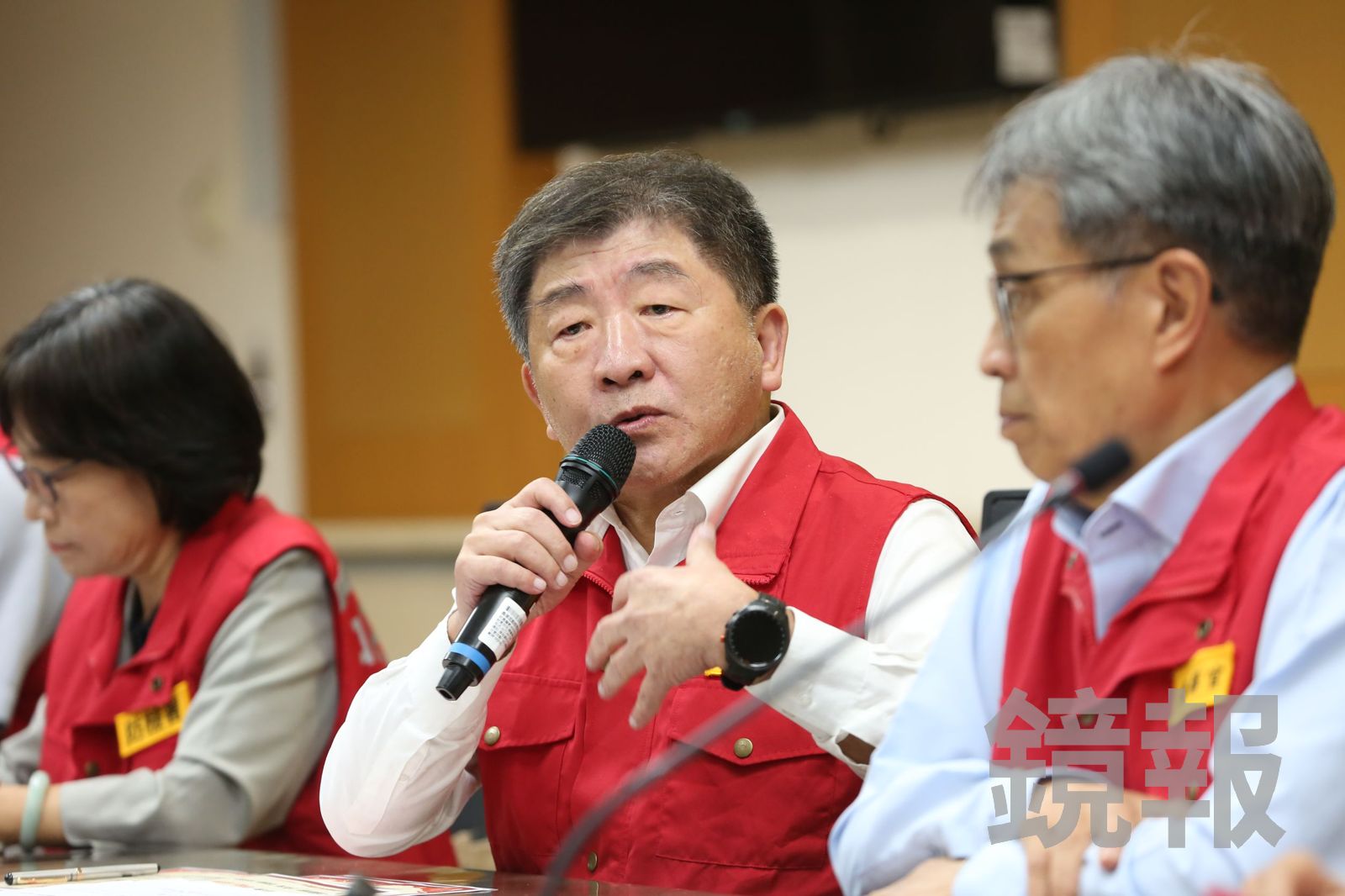 再批紅背心坐鎮記者會!陳時中喊非洲豬瘟「有信心清零」 籲國人一起發揮鏟子超人精神