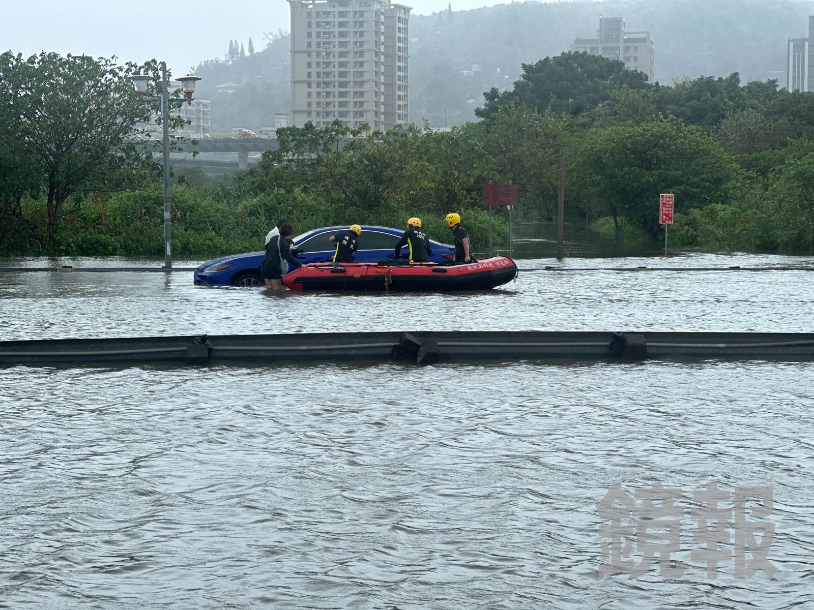 影／驚險！大雨釀疏洪道淹水　自小客車泡水2人受困