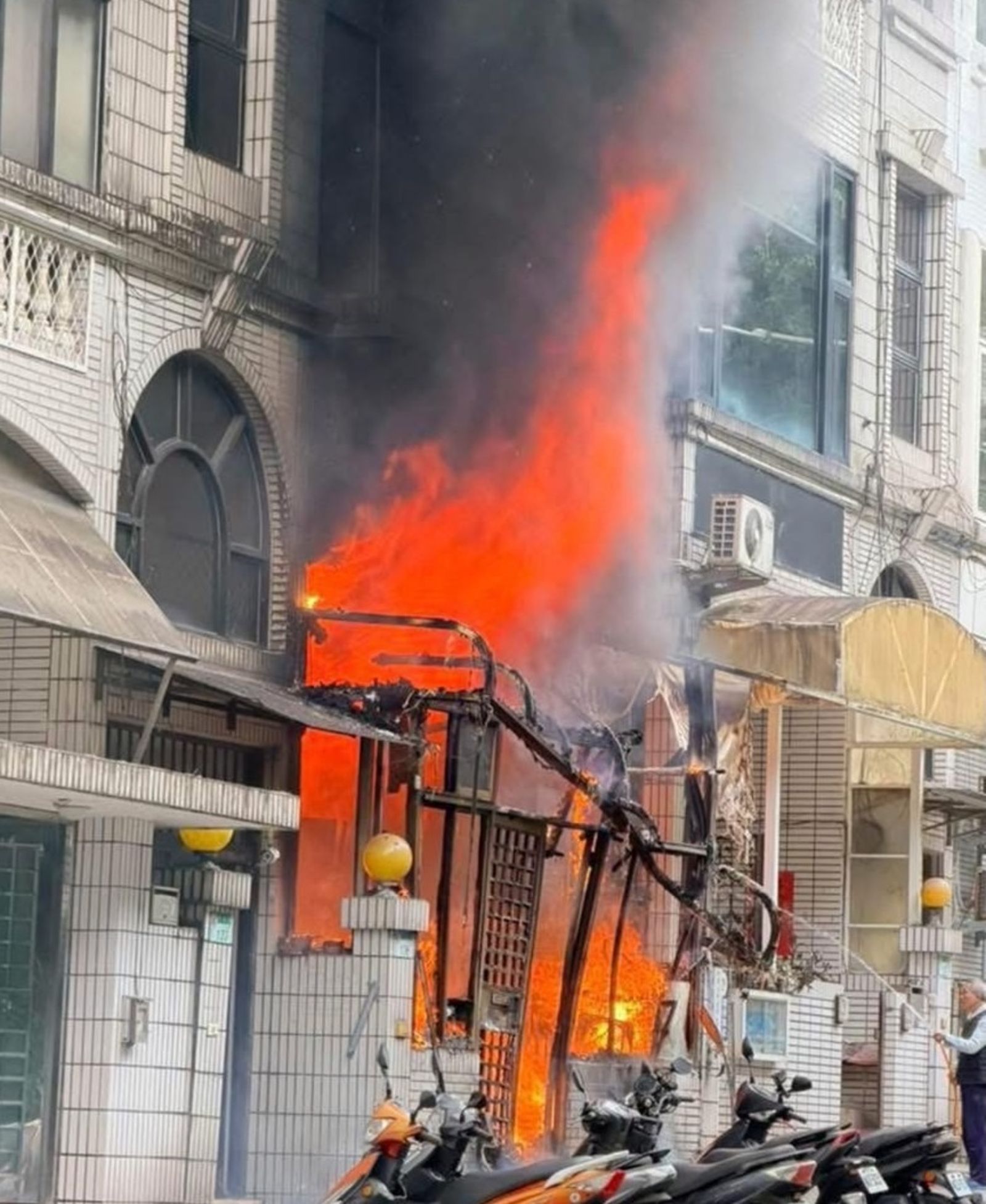 內湖區一處民宅11日上午發生火警,住戶質疑受金紙引發火災。圖/翻攝自我是東湖人臉書社團