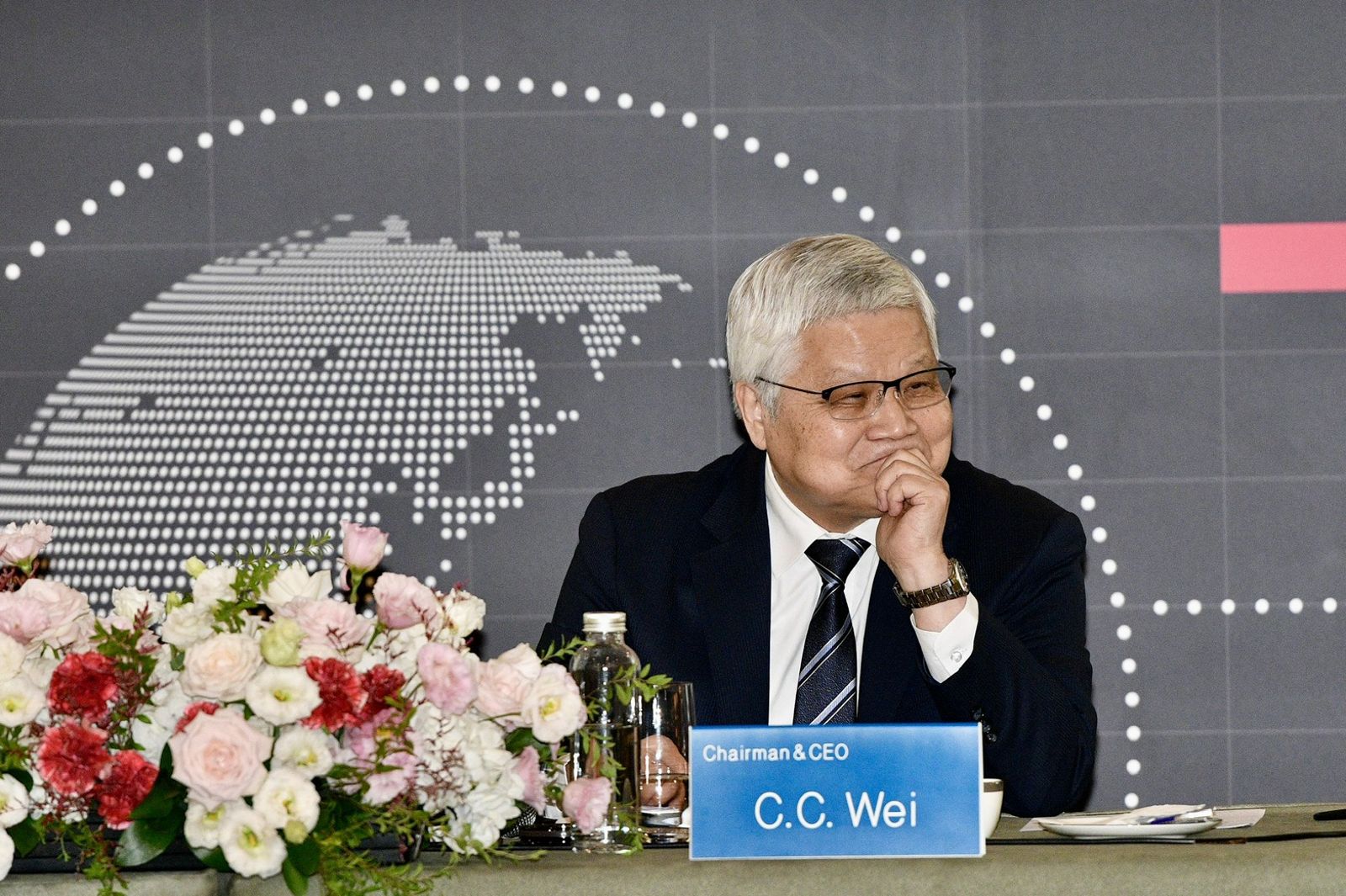 CoWoS產能吃緊、客戶轉單英特爾EMIB?魏哲家:歡迎 台積電前段製程業績會更好