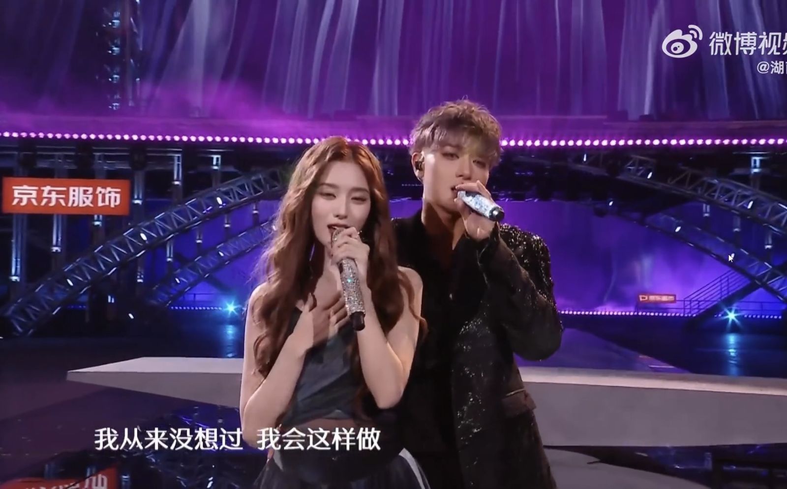 黃子韜、徐藝洋新婚一年高唱〈愛錯〉　當眾接吻遭吐槽：舞台不是大床房