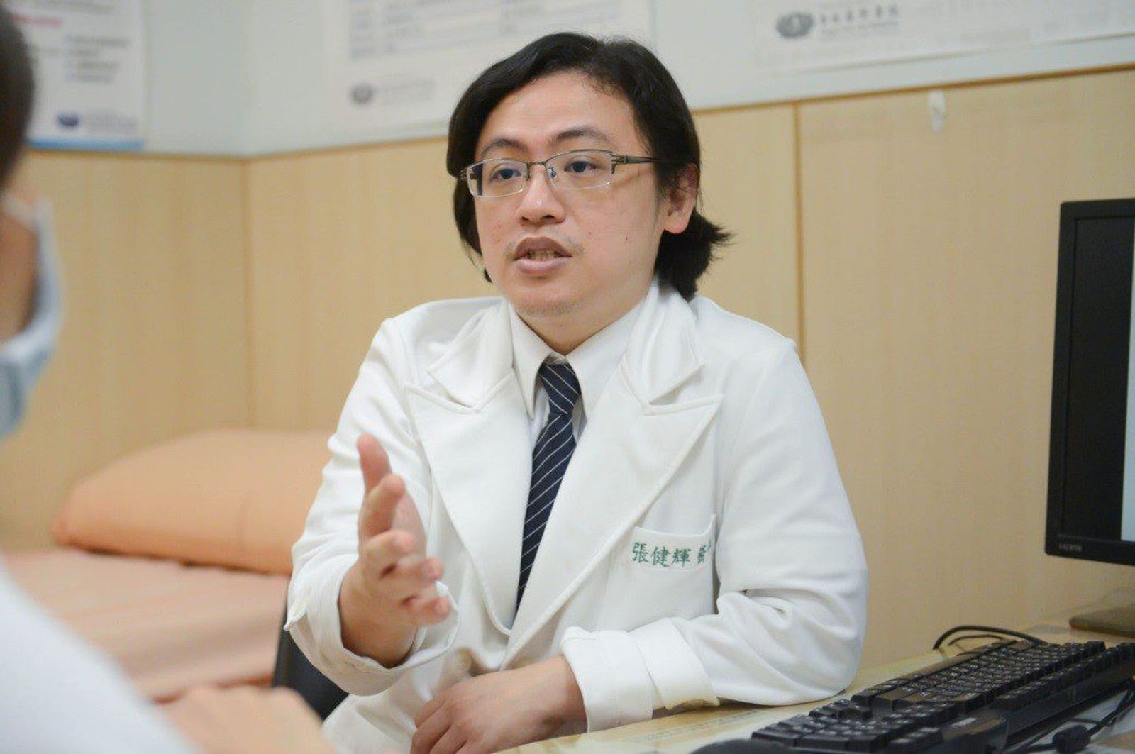 台北慈濟醫院一般外科醫師張健輝提醒,膽囊炎延誤就醫,可能併發敗血症,會有生命危險。(台北慈濟醫院供圖)