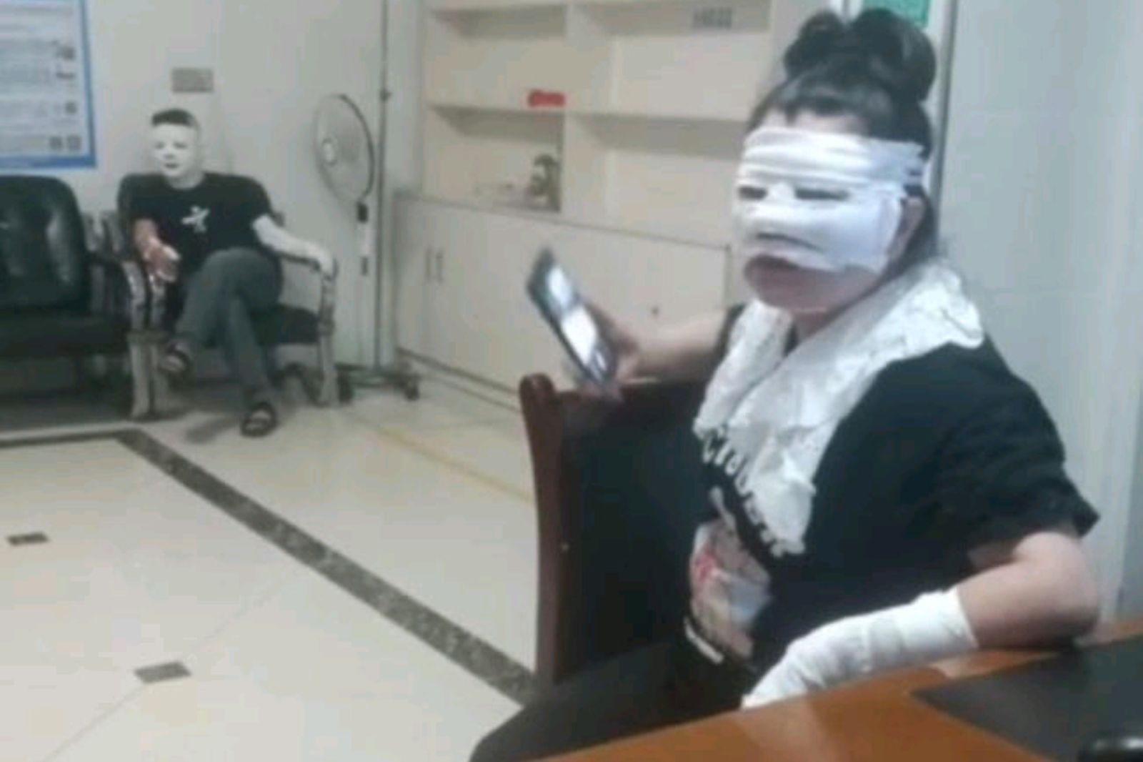 受傷民眾臉部、手部包滿紗布。圖／翻攝微博