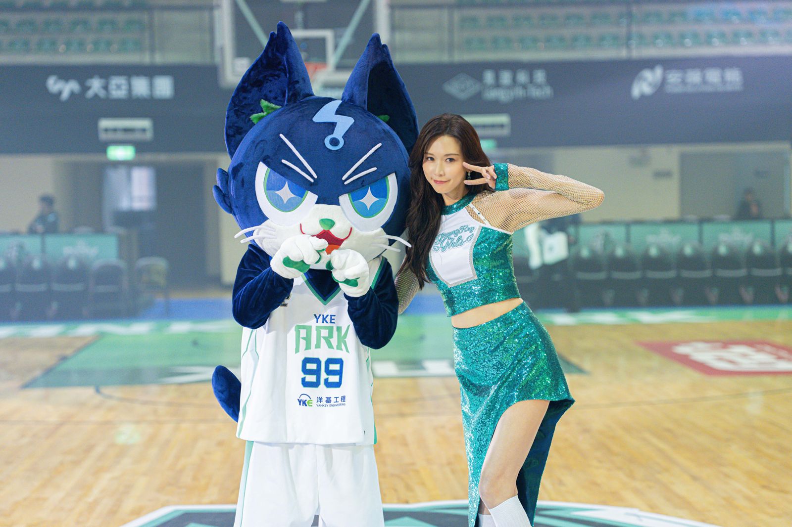 PLG洋基工程主場開幕戰爆滿　志玲姐姐穿應援服現身助陣