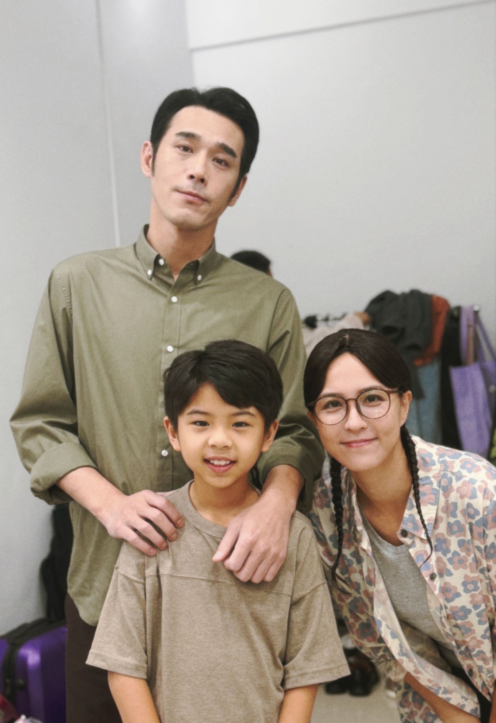 黃騰浩(後)與魏蔓(右)、童星吳宥儒飾演一家三口。大愛提供