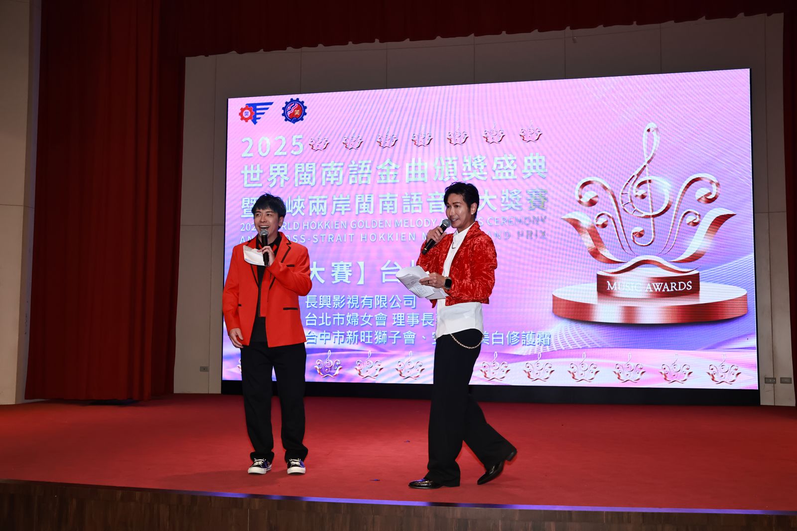 台一線阿玟（右）、東諺下午忙完歌賽比賽，又趕到桃園姜太公廟主持。長興影視提供