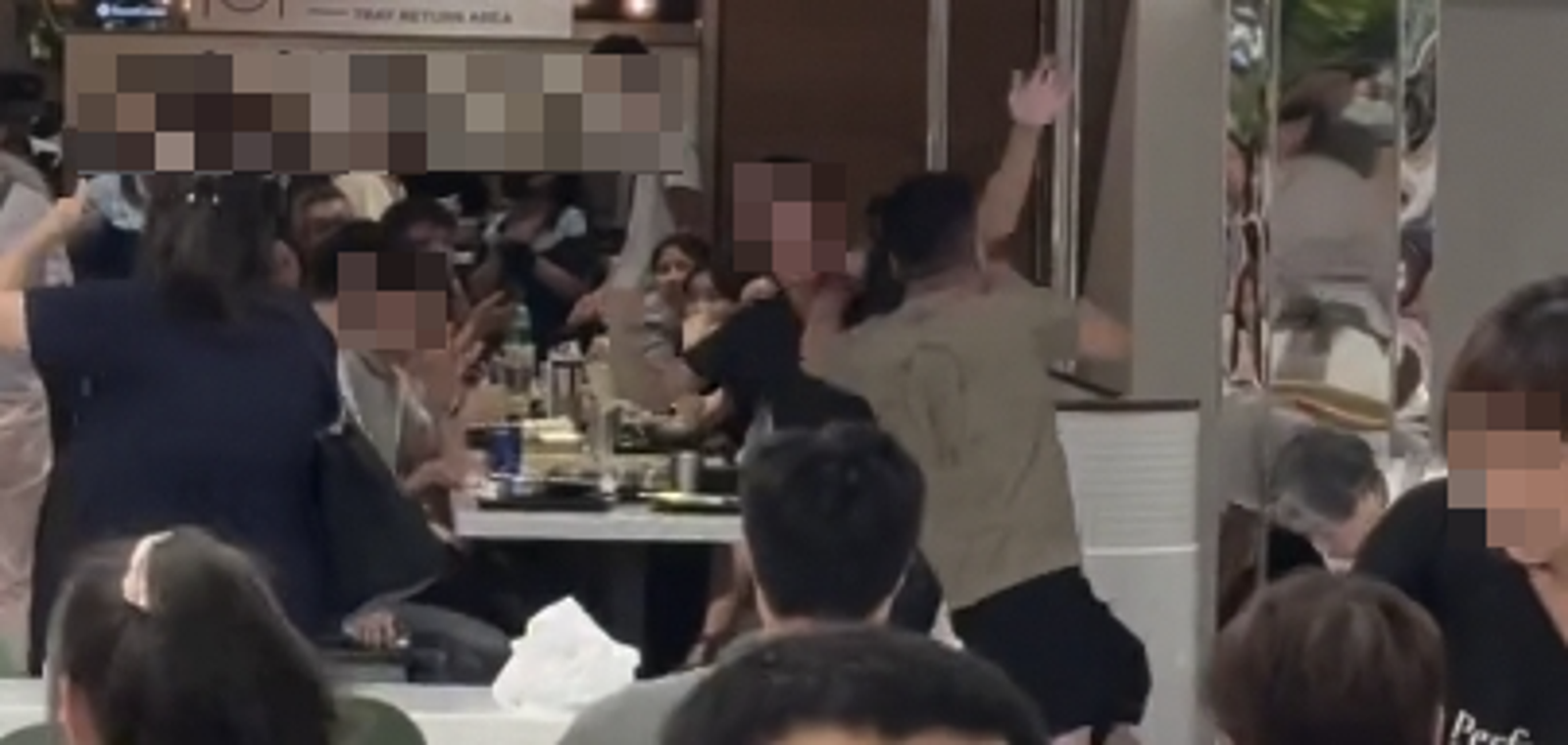 大巨蛋美食街搶座位!男持不鏽鋼筷「猛插頭部」 黑衣男當場頭破血流
