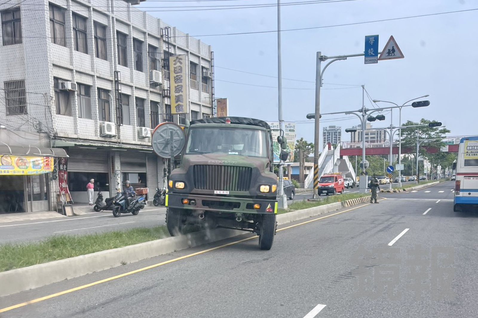 忙完教召軍卡出車禍！陸軍女中士失控「騎上安全島」反光鏡撞歪　撞擊原因曝