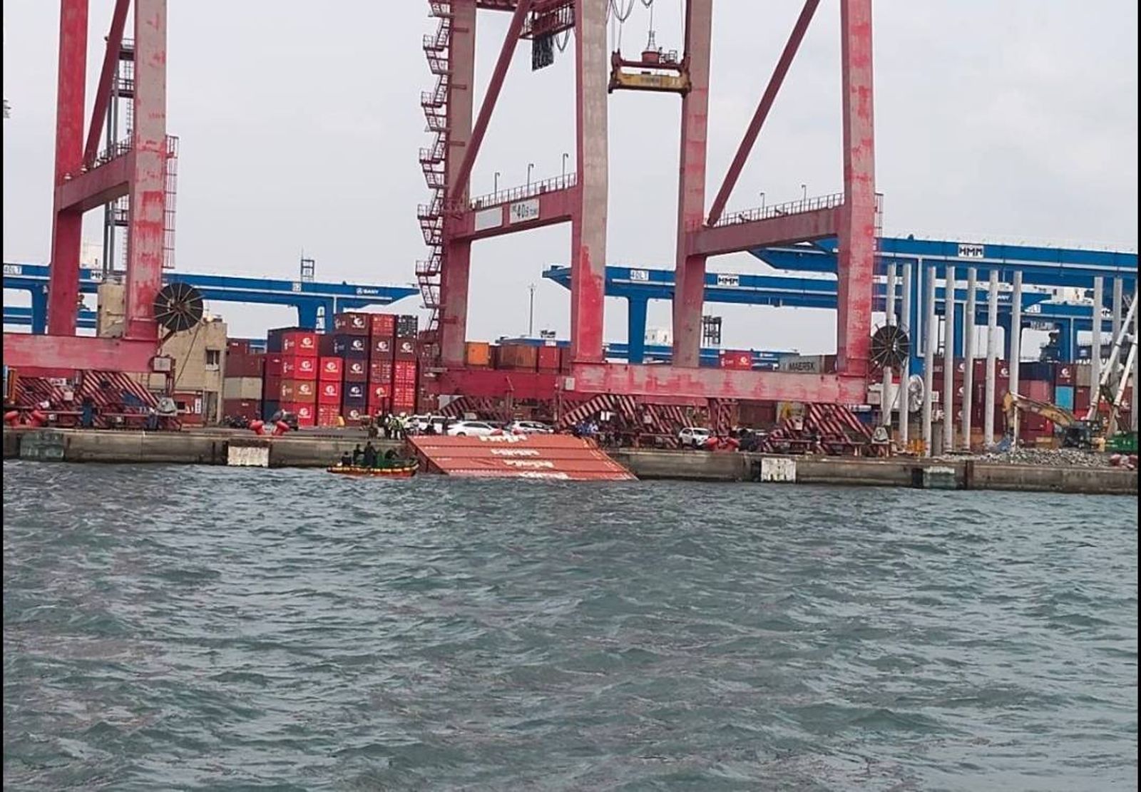 高雄港「巨獸互咬」！15萬噸日璽輪「神之擺臀」掃到巴拿馬貨輪　4貨櫃如豆腐掉入海