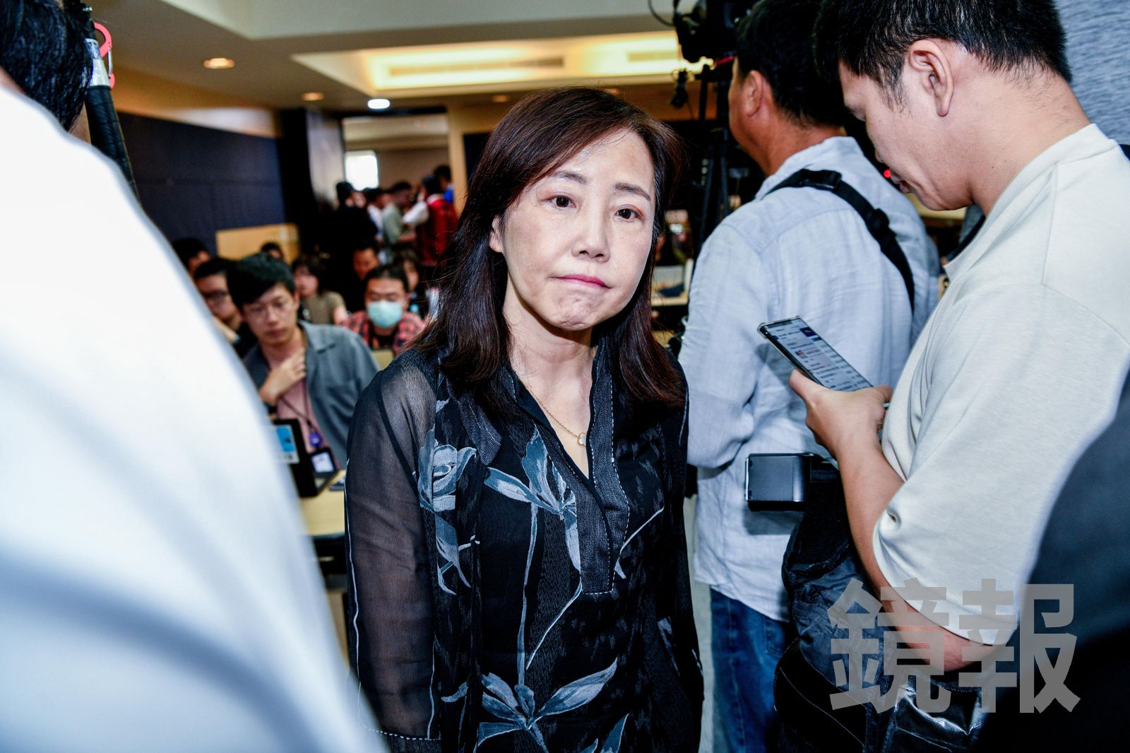 尹乃菁今天與李乾龍同遭新北檢傳喚。李智為攝影