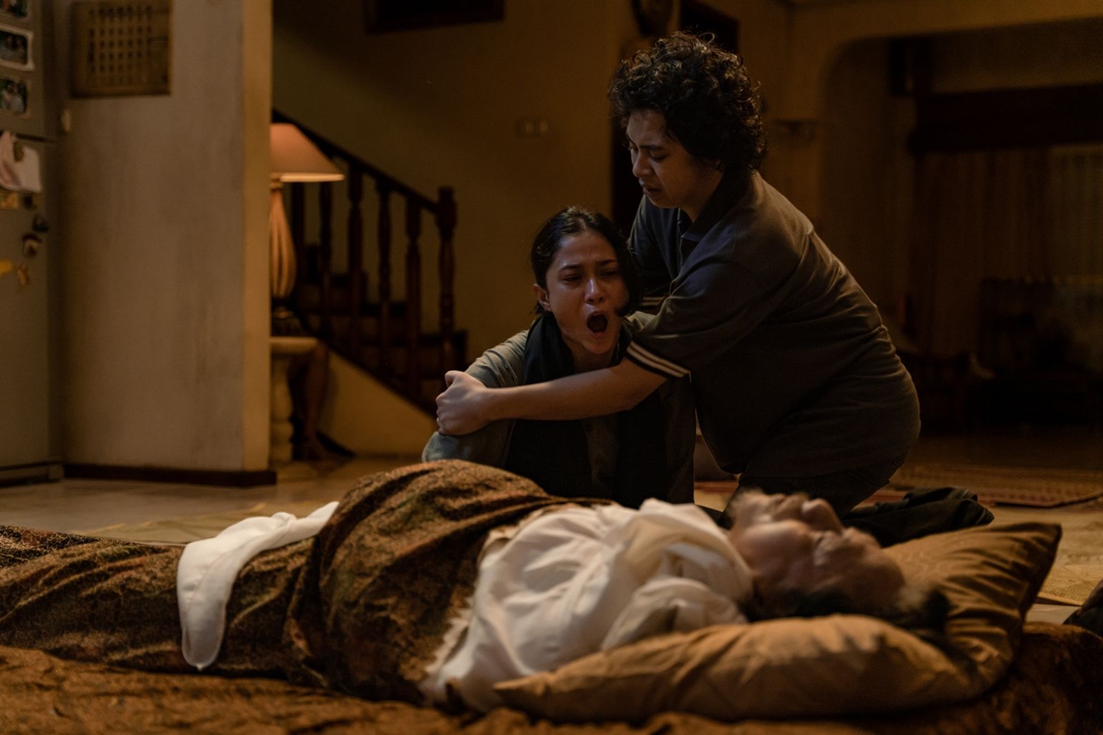 阿格尼妮哈克（左）片中父親意外過世。車庫娛樂提供