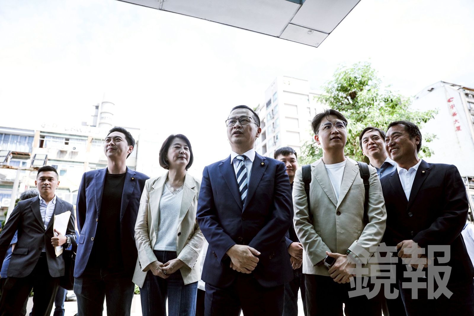 羅智強今天（18日）在多名國民黨立委陪同下，到國民黨中央進行登記作業。（圖／鄒保祥攝）