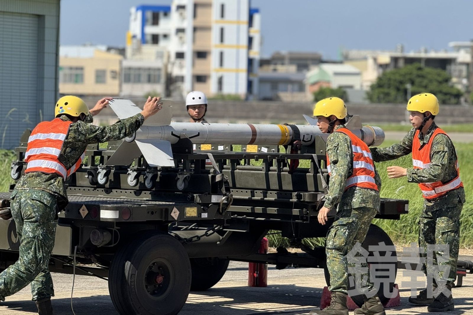 空軍官兵將飛彈從車上搬下。(圖/李奇叡攝)