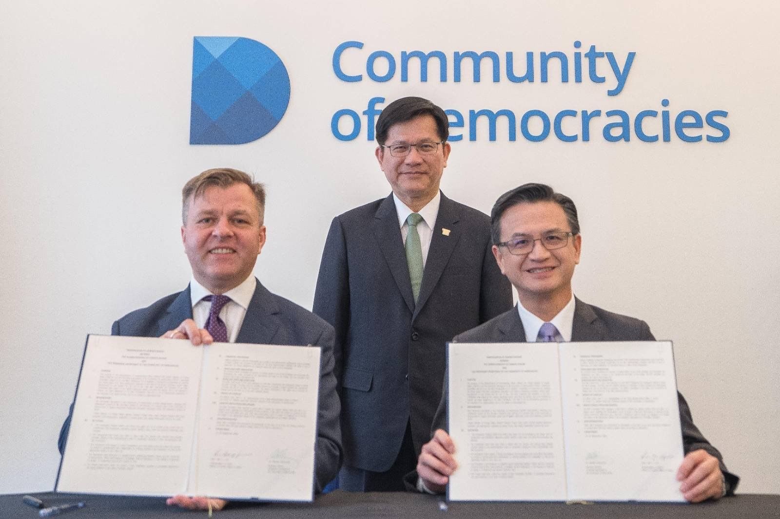 外交部與國際組織「民主社群」簽署MOU　林佳龍：彰顯民主共同價值