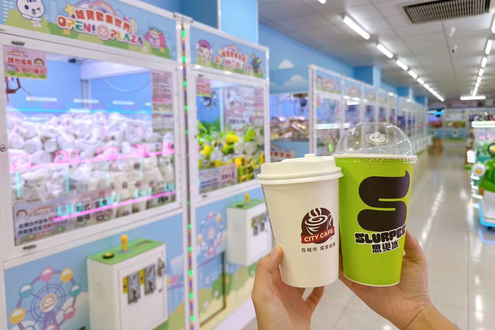 7-11變夜市遊樂場！娃娃機夾到咖啡杯就能換現做飲料