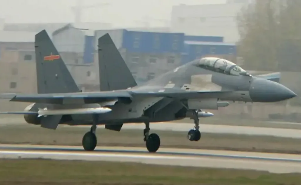 殲-16戰機掛載白色測試用霹靂-17導彈。圖片摘自網路