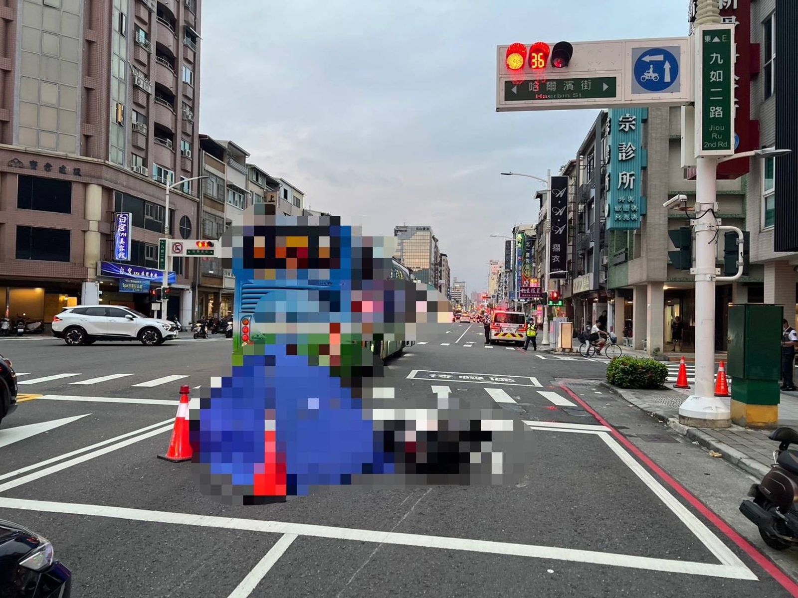 下班尖峰爆噩耗!「只聽見啵一聲…」33歲女騎士擦撞台積電接駁車命喪輪下