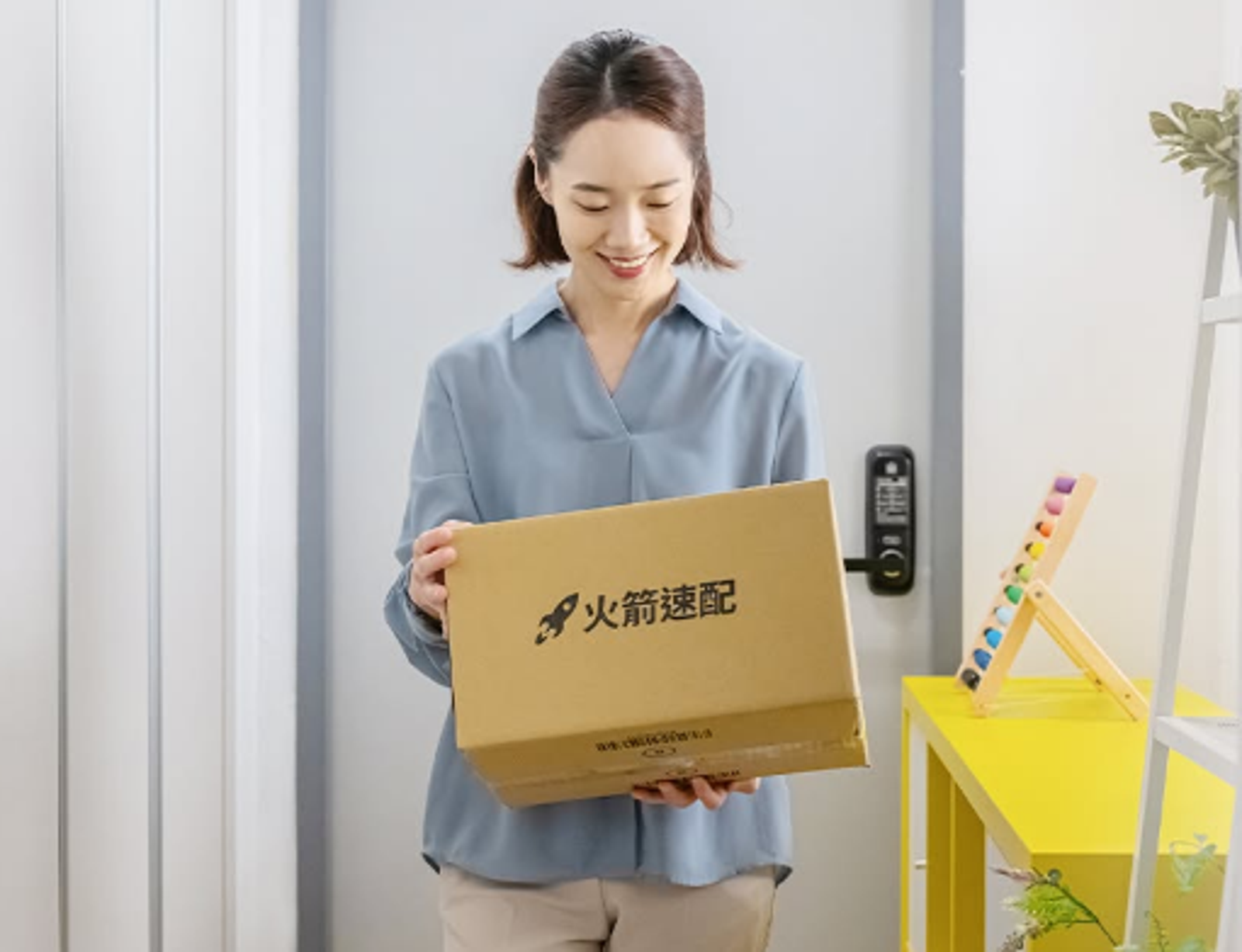 知名電商玩尋寶遊戲?免簽收包裹「丟樹下」 客服跳針詢問「1句話」惹怒網