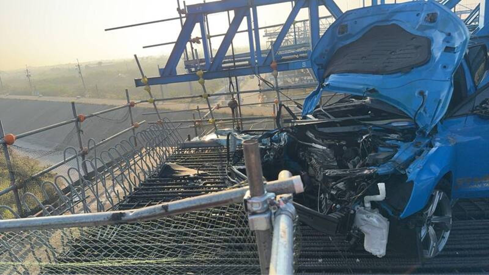 台南奧迪「飛天」衝撞高架橋　30歲多元計程車司機當場身亡