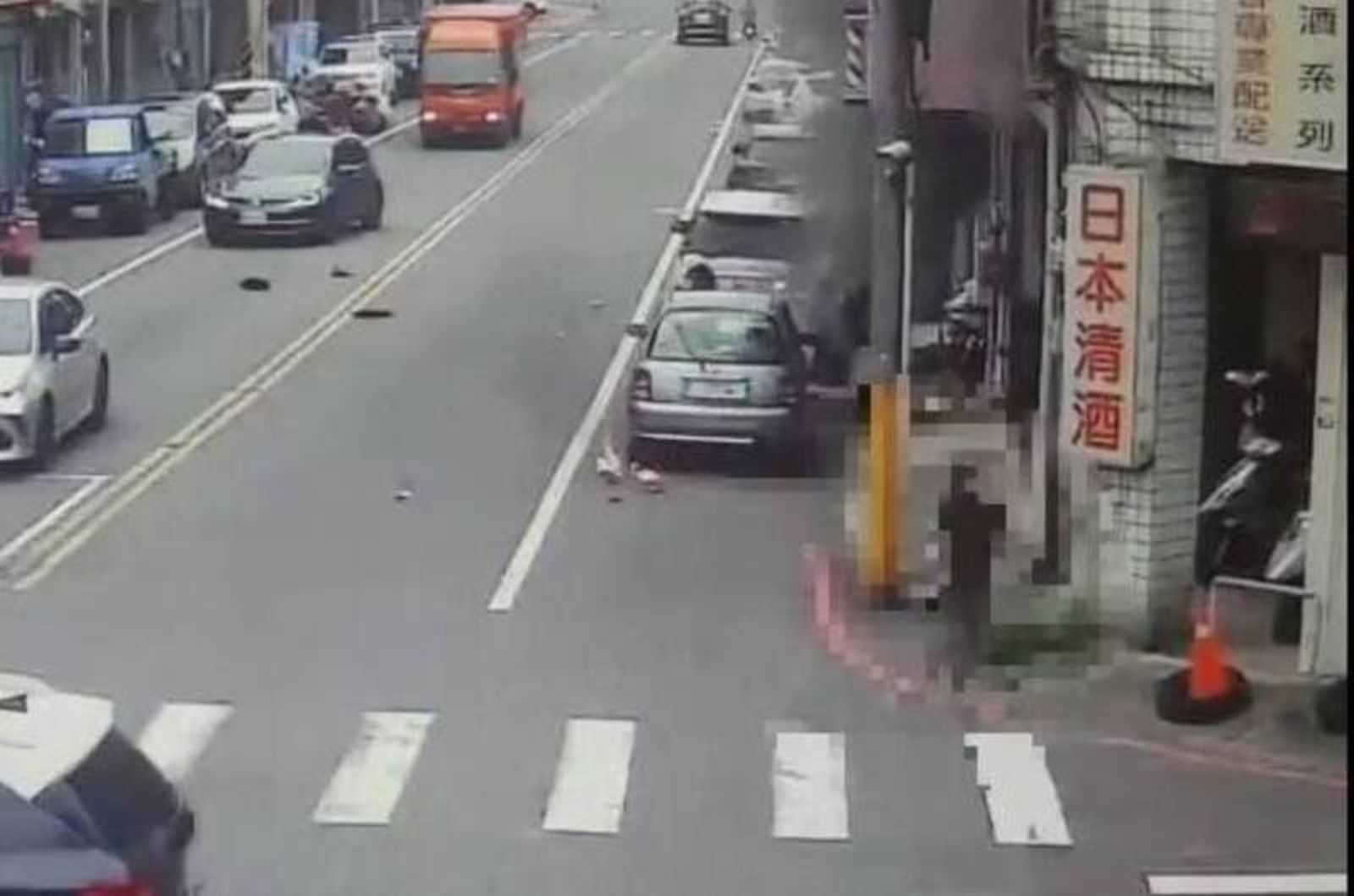 苗栗養生館縱火案　警方掌握縱火女員工燒傷後丟鞋逃離影像