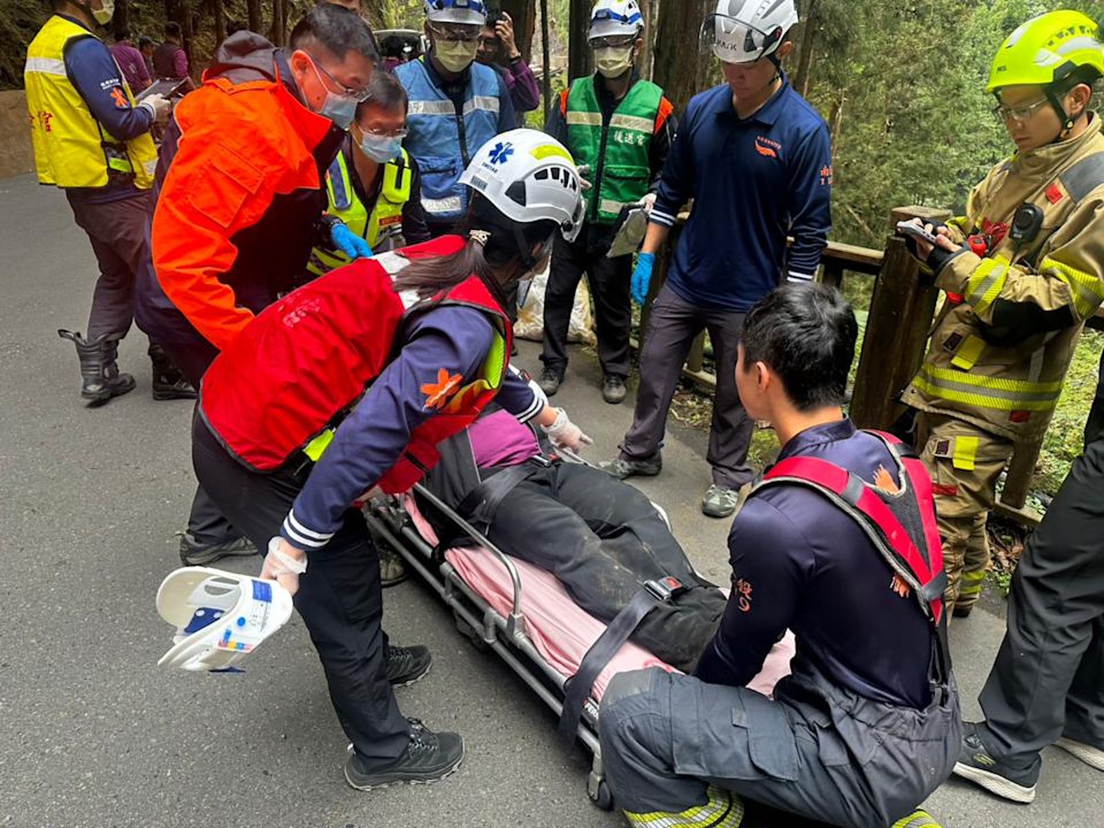 南投杉林溪遊園巴士暴衝墜落10米深谷　釀乘客1死4重傷