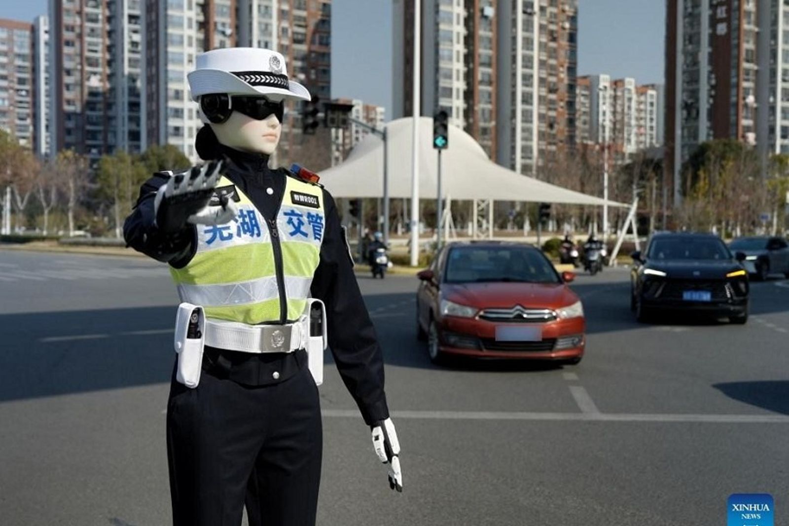 中國猛推「金童玉女」AI交警機器人 網驚:晚上半路遇見會嚇死