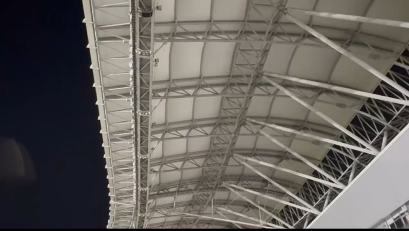 位於觀眾席上方的燈具爆炸。翻攝畫面