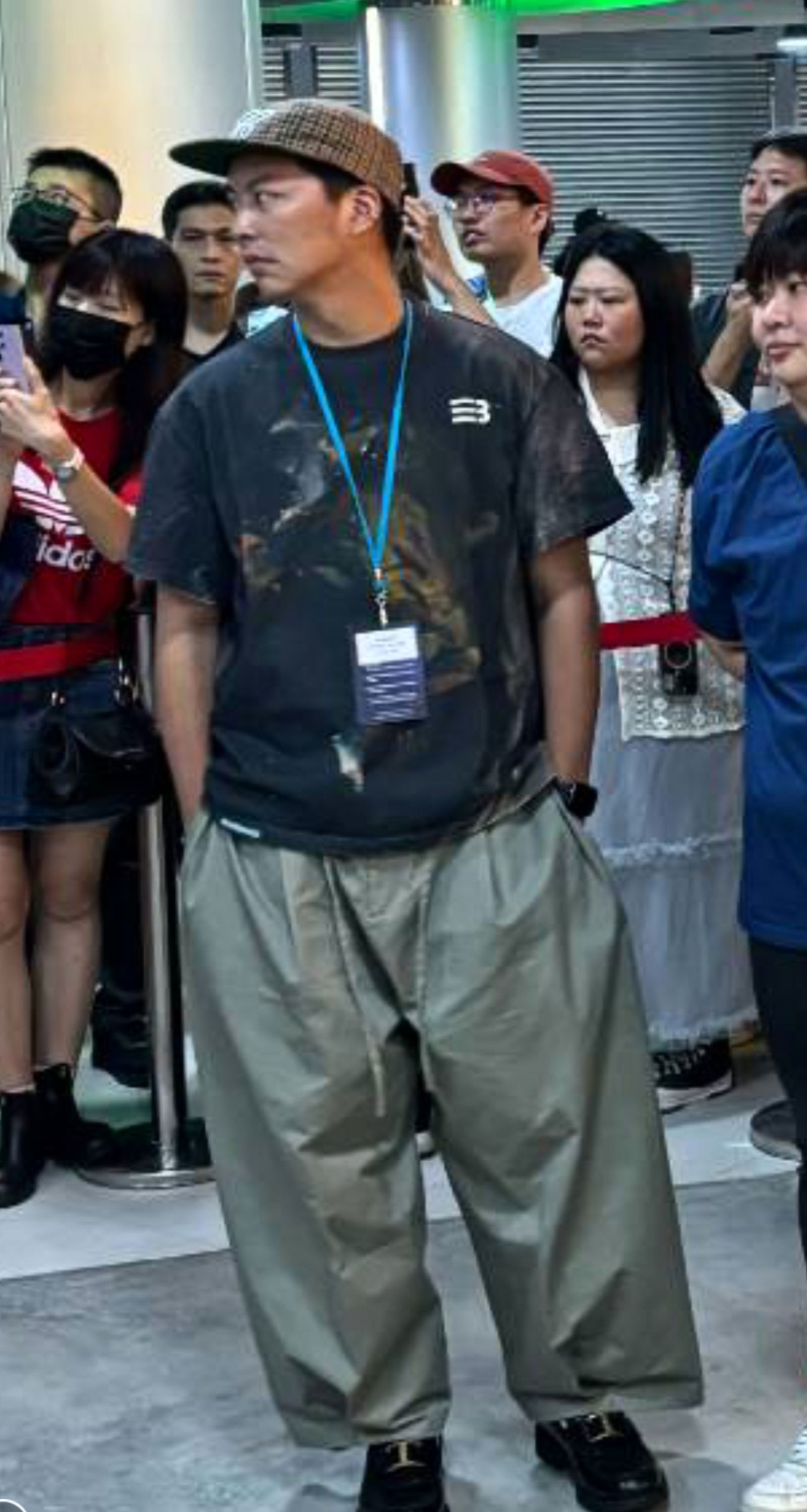 吳姍儒的老公在一旁靜待她受訪。尤嬿妮攝