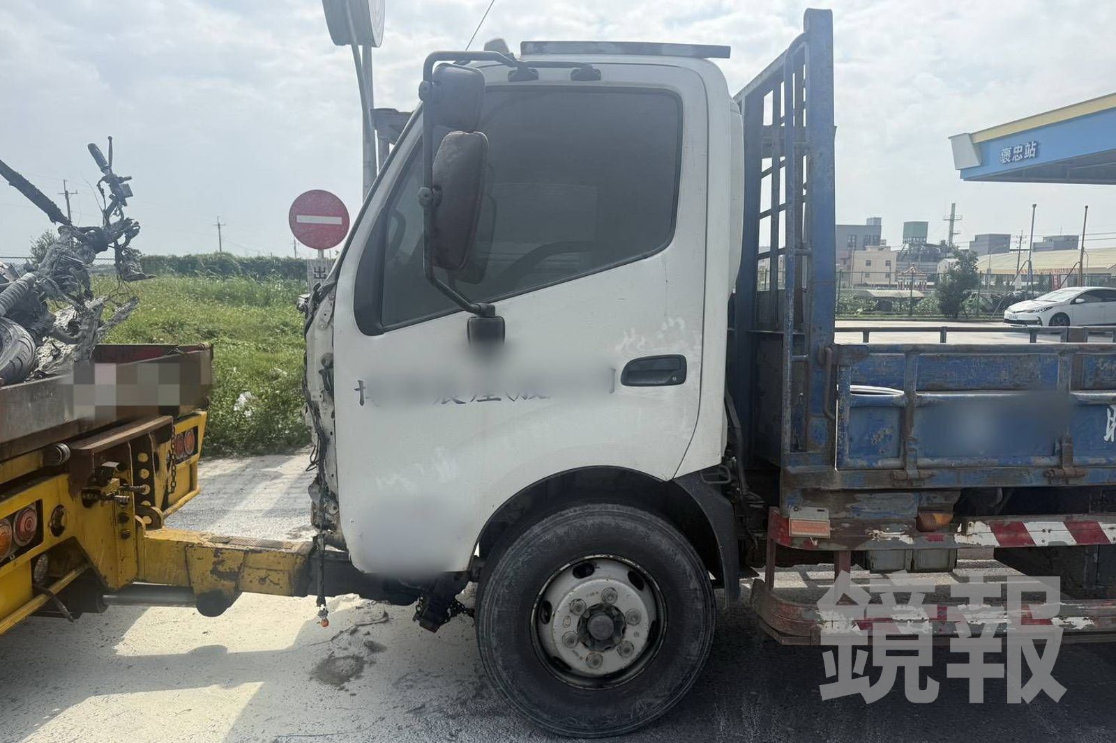 大貨車起火燃燒，火勢撲滅後，現場散落滿地乾粉。民眾提供