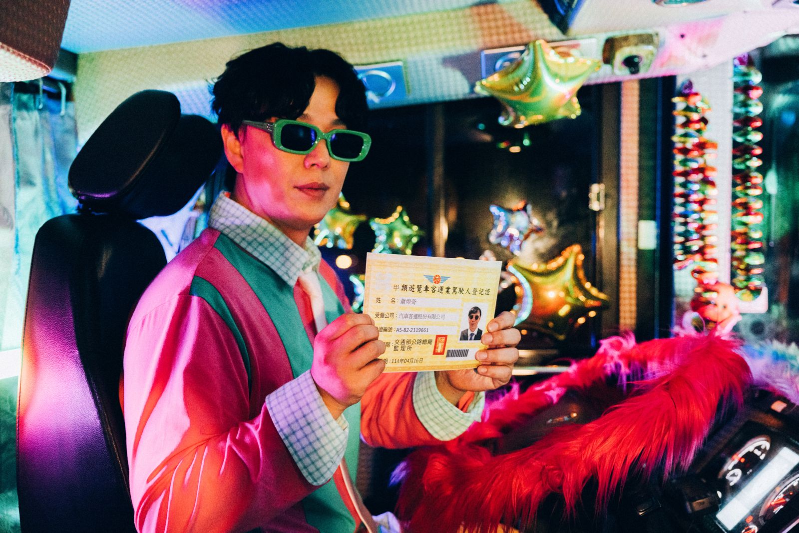 蕭煌奇化身遊覽車司機載著男團FEniX去進香。華納音樂提供