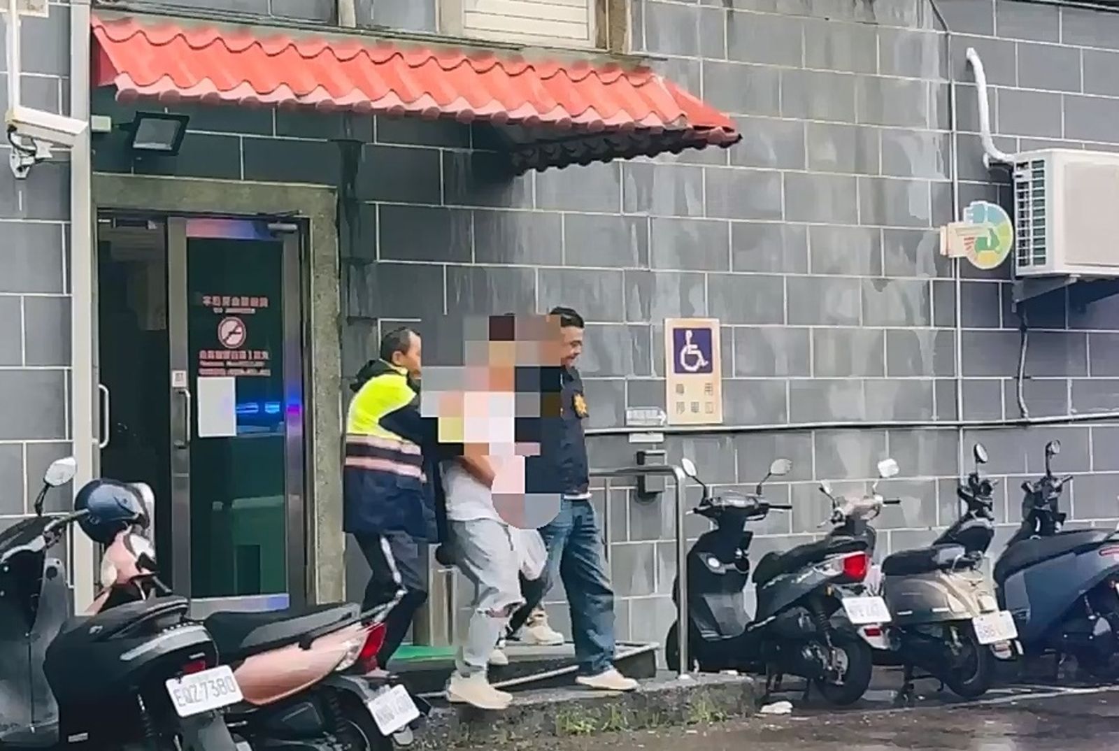 周氏蝦捲潑蟑案 檢聲押失敗 法官裁定余男3萬交保限制住居 理由曝光