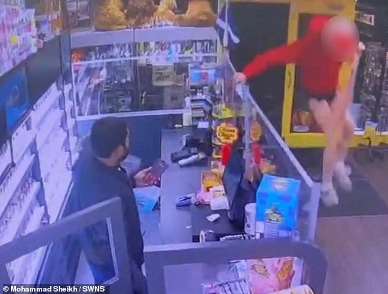 這群竊賊闖入店內後,開始明目張膽偷東西,不僅如此,他們還會故意砸店、攻擊員工。圖/翻自《每日郵報》