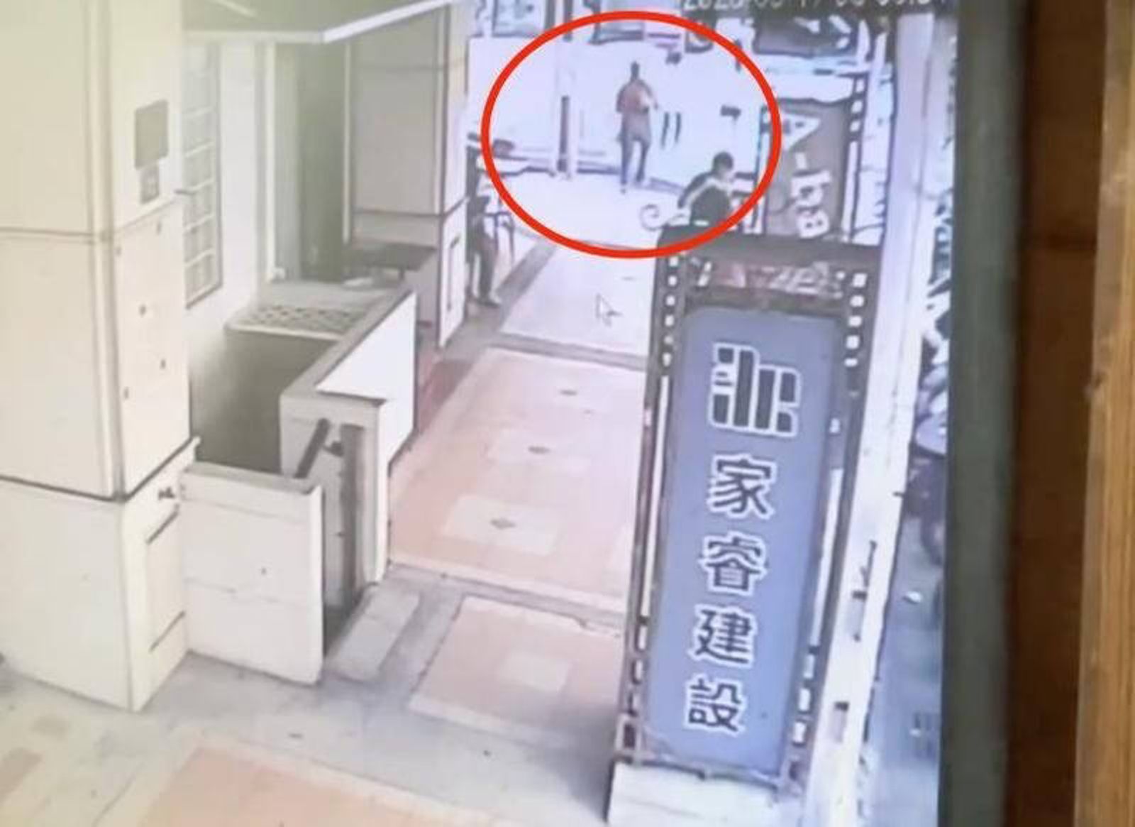 台中女童遭紅衣婦人突襲推撞「仆街」　監視器畫面曝光民眾恐慌