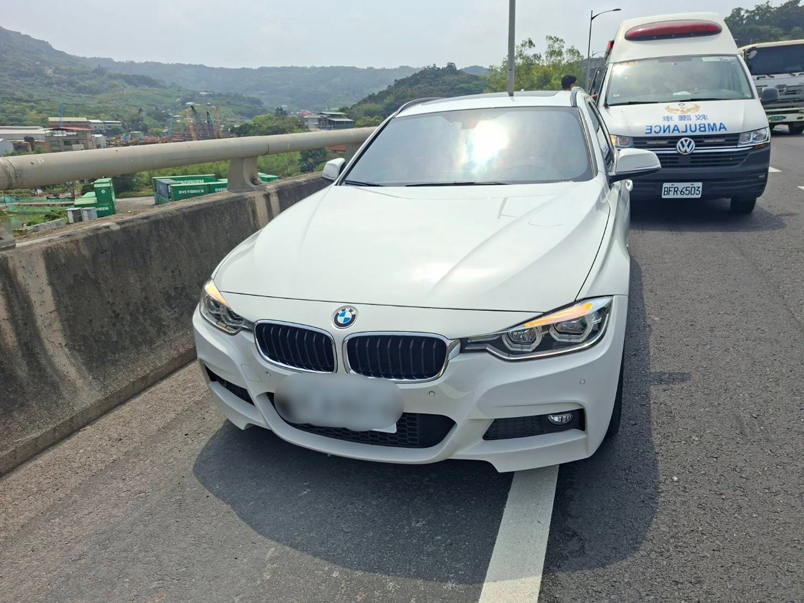 白色BMW遭撞擊後，後方車輛又釀成二次事故。翻攝畫面