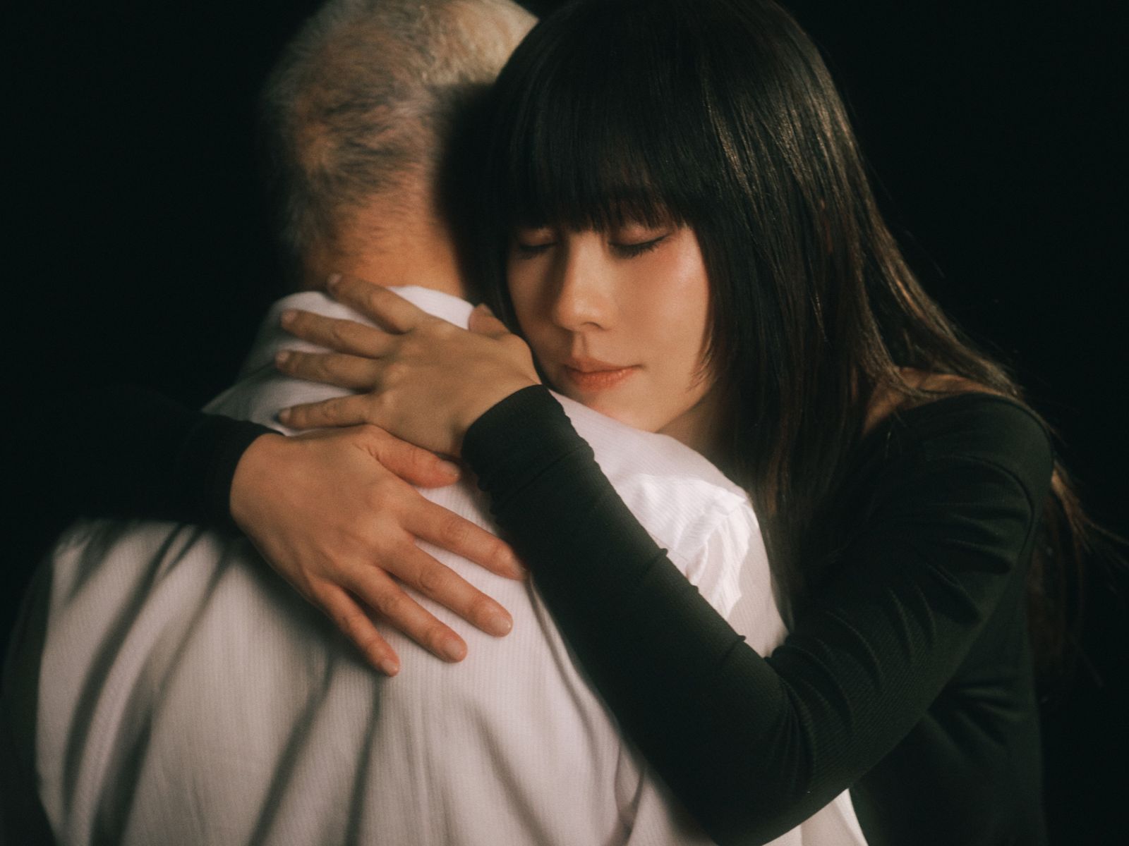 白安日前拍攝〈我該用什麼才能留住你〉MV。相信音樂提供