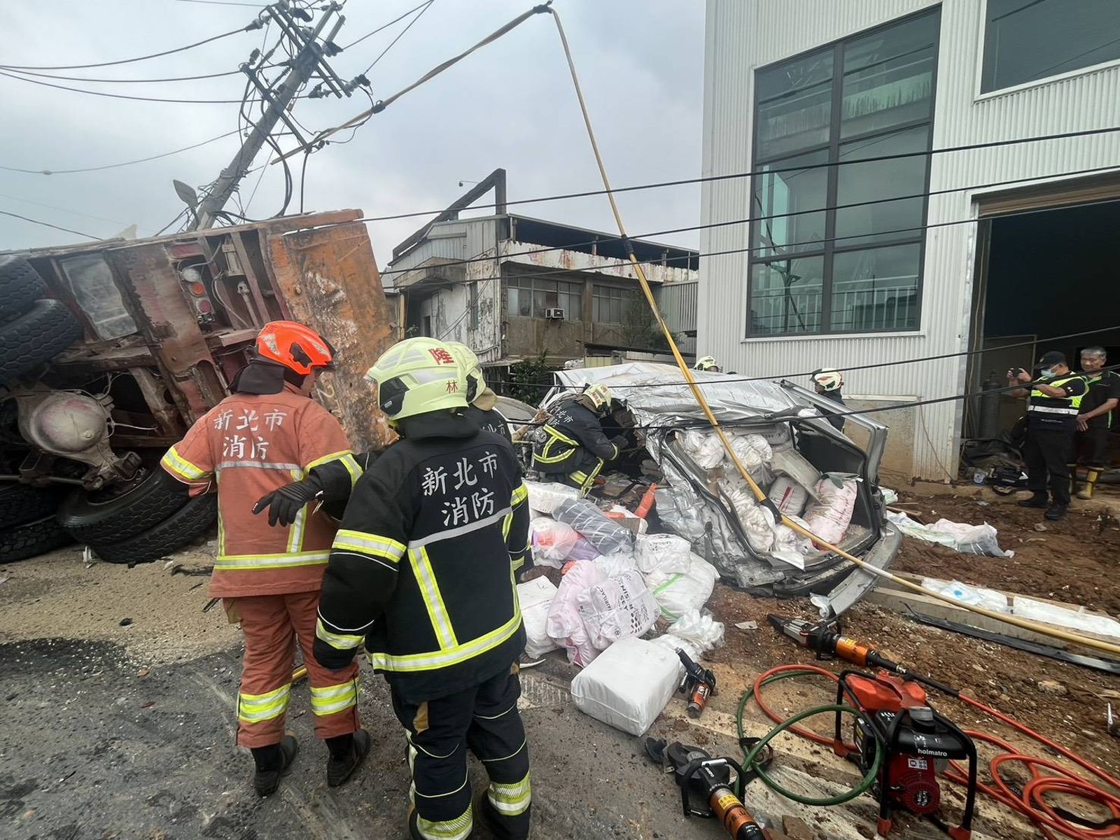 鶯歌發生砂石車追撞事故，共7人受傷。翻攝畫面