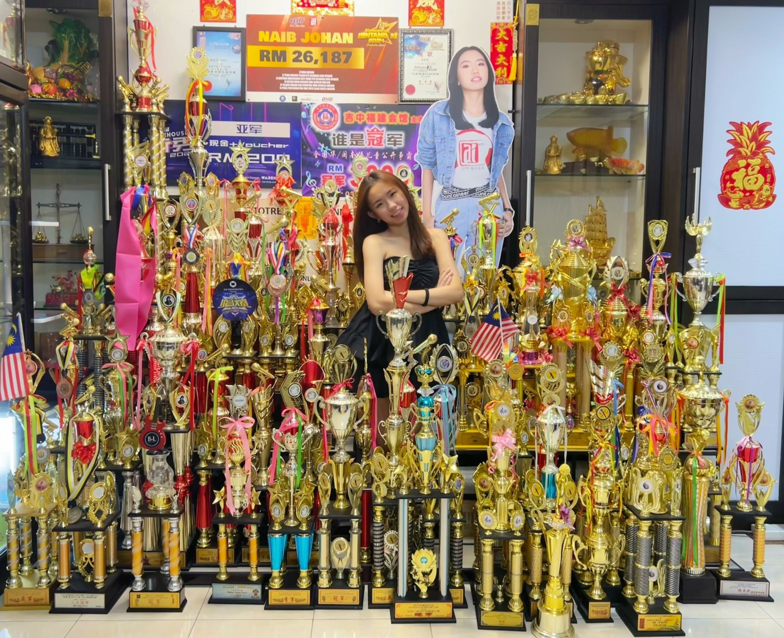 大馬「百冠新聲」劉恩君(Jun Jun)19歲坐擁百座獎盃，堪稱「冠軍收割機」。金牌娛樂、無限延伸音樂提供