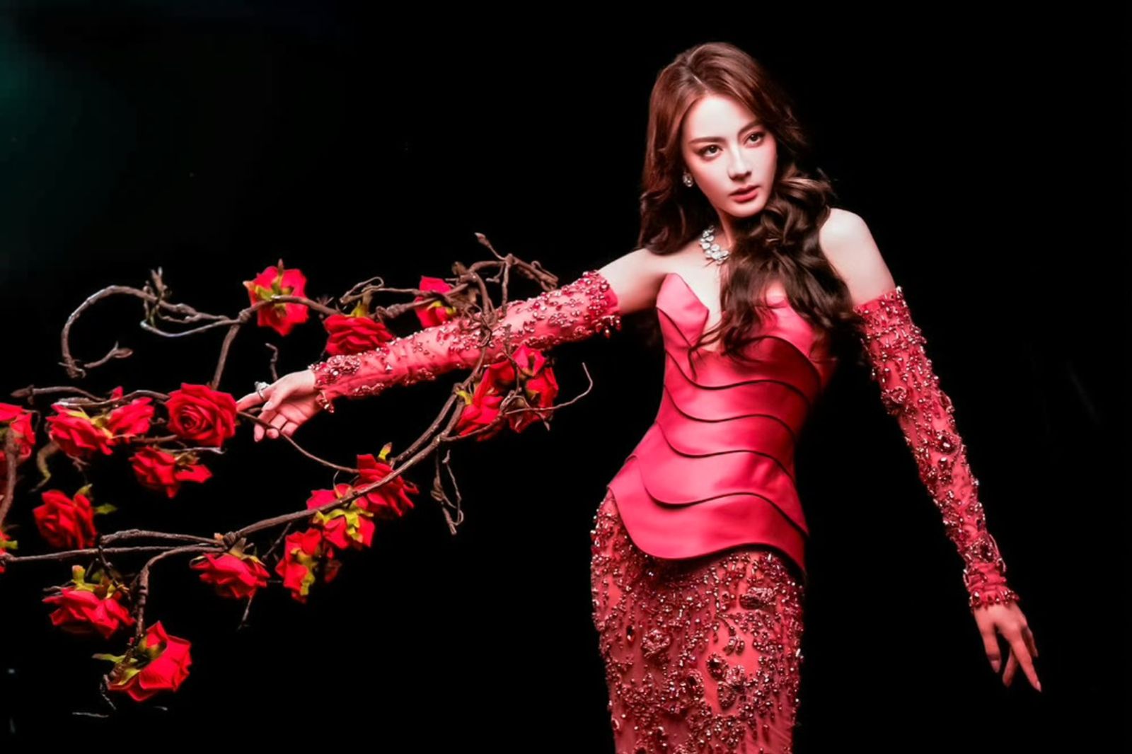 女神迪麗熱巴捲入來台之戰!國台辦7字回應全場噴笑 低胸華服卻臭臉走紅毯...疑為這2事心煩