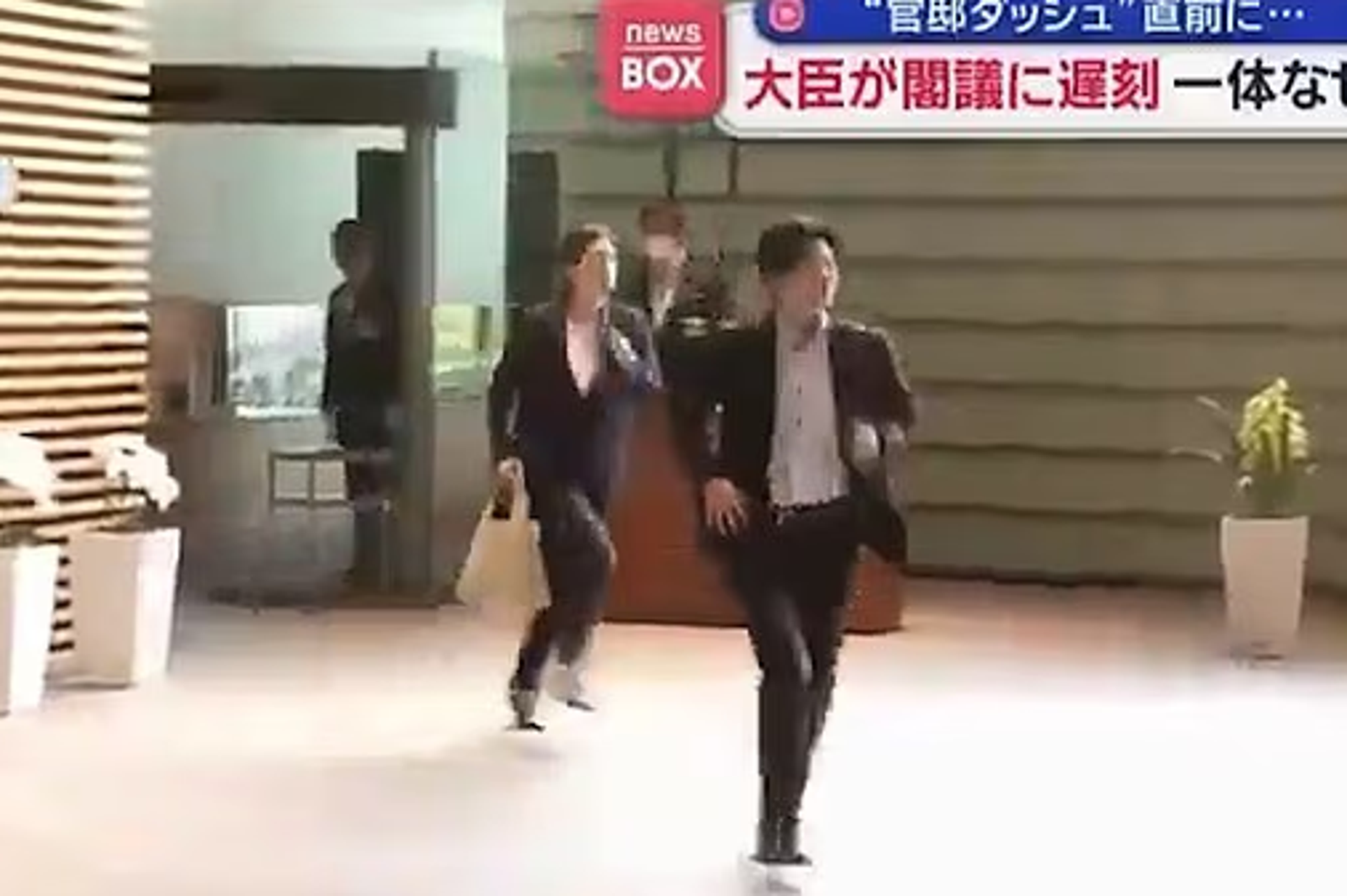 日本經濟安全保障大臣小野田紀美日前上班途中遭目擊「百米衝刺」。圖／翻攝自X