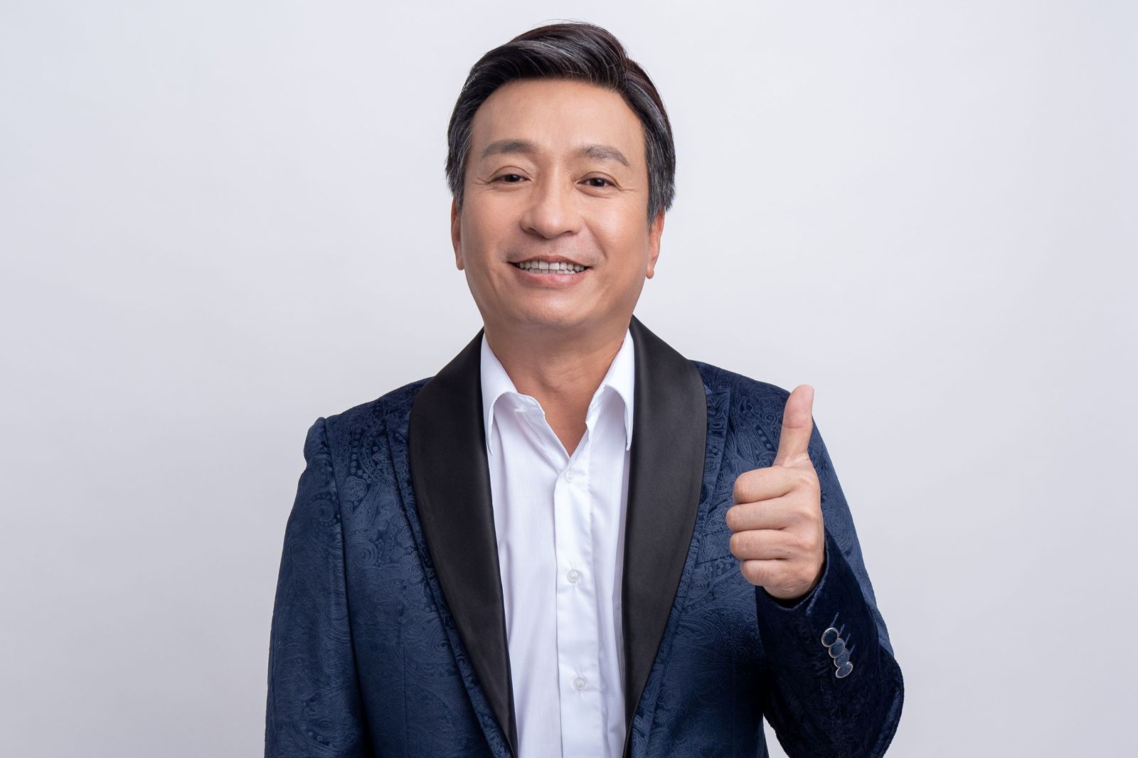 王中平尿尿被阿兵哥包圍唱歌!〈看破〉神曲爆紅 崩潰認了:被迫苦練舞技